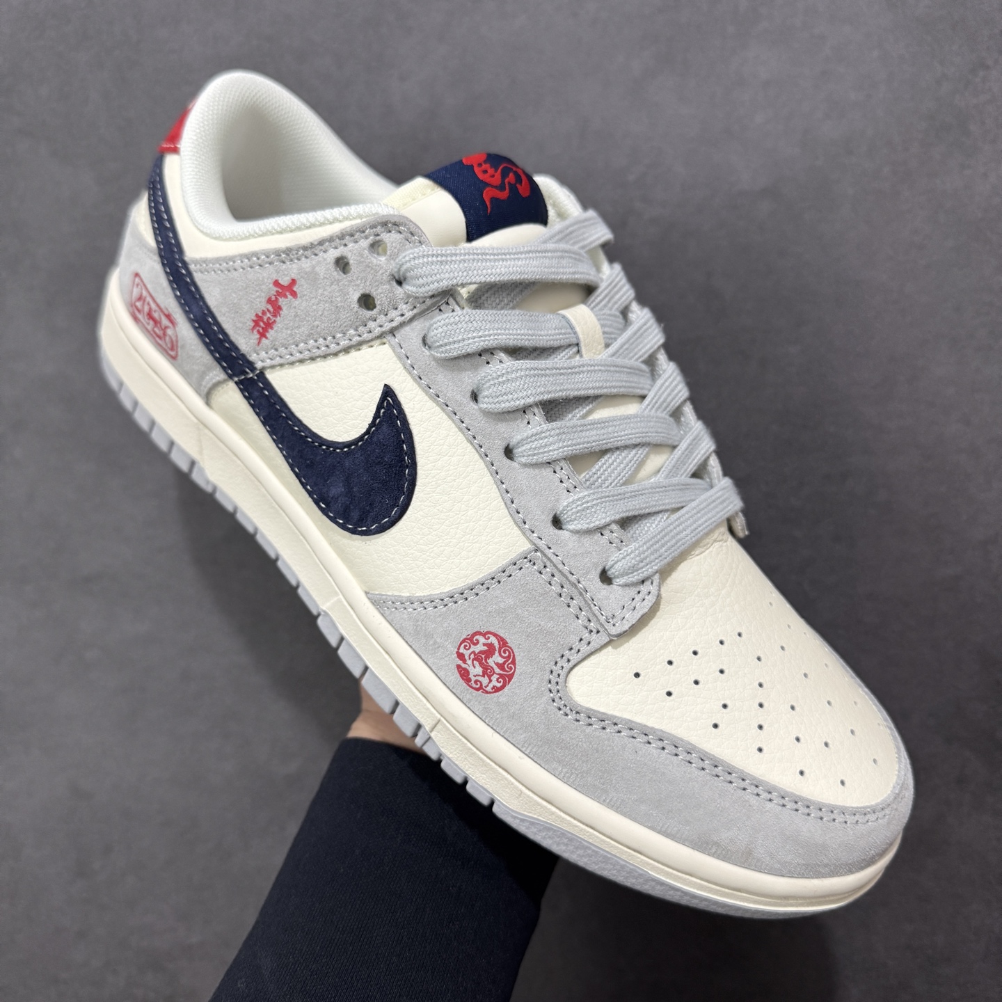 图片[3]-【定制版】Nike SB Dunk Low 马年限定 米黑猪八革 周年高端定制 低帮休闲板鞋 FC1688-255  #定制鞋盒 大厂纯原品质出货 超高清洁度 皮料切割干净无任何毛边 细节完美  尺码：36 36.5 37.5 38 38.5 39 40 40.5 41 42 42.5 43 44 44.5 45 编码：HXSB330340-选品中心
