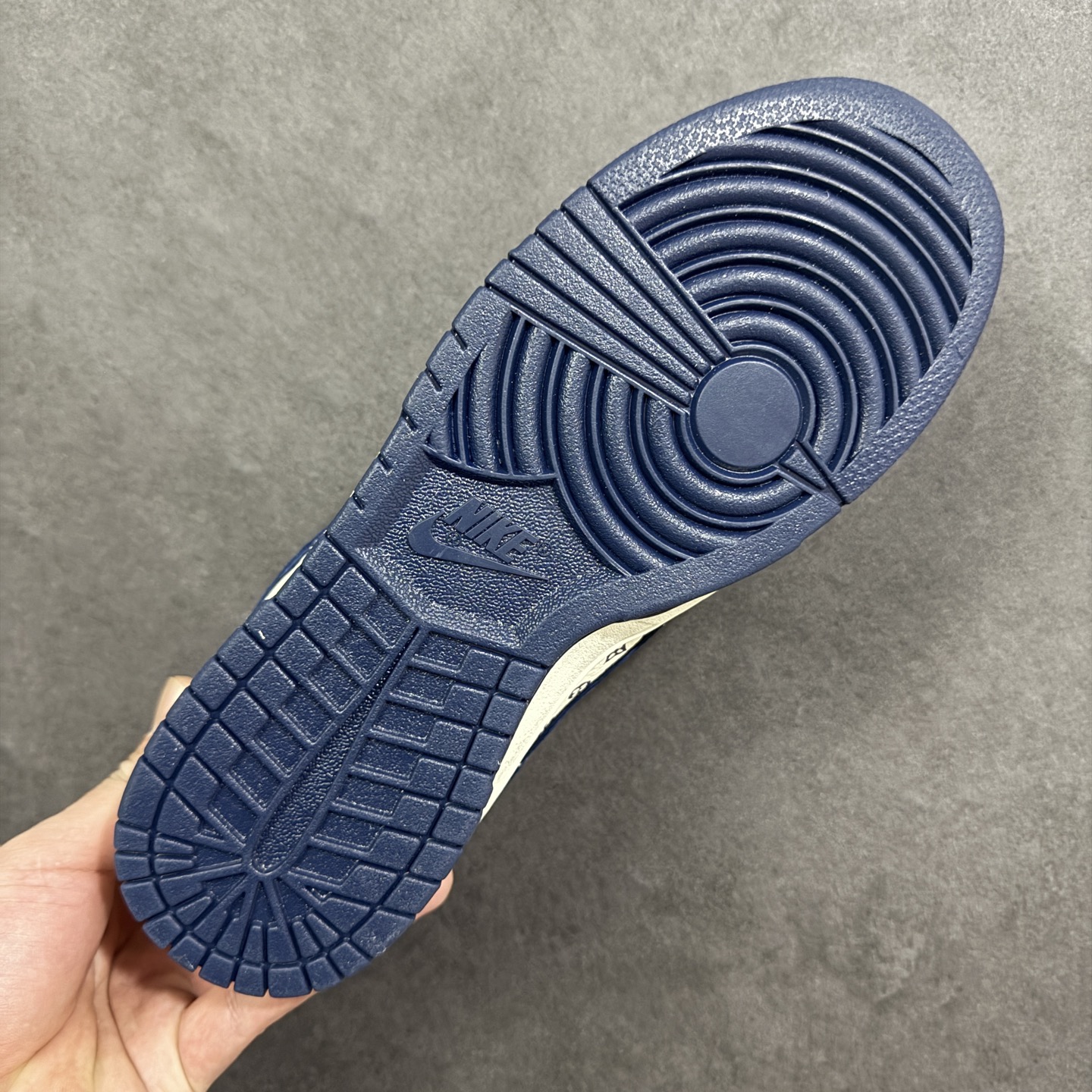 图片[9]-【定制版】Nike SB Dunk Low“ LV联名—米白蓝红” 周年高端定制 低帮休闲板鞋 定制鞋盒 大厂纯原品质出货 超高清洁度 皮料切割干净无任何毛边 细节完美 货号：DN3168-020 尺码：36 36.5 37.5 38 38.5 39 40 40.5 41 42 42.5 43 44 44.5 45 编码：HXSB330340-选品中心