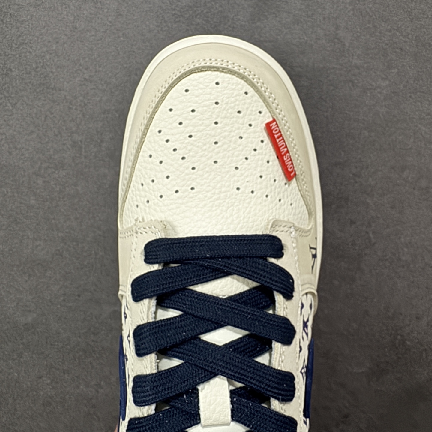 图片[8]-【定制版】Nike SB Dunk Low“ LV联名—米白蓝红” 周年高端定制 低帮休闲板鞋 定制鞋盒 大厂纯原品质出货 超高清洁度 皮料切割干净无任何毛边 细节完美 货号：DN3168-020 尺码：36 36.5 37.5 38 38.5 39 40 40.5 41 42 42.5 43 44 44.5 45 编码：HXSB330340-选品中心
