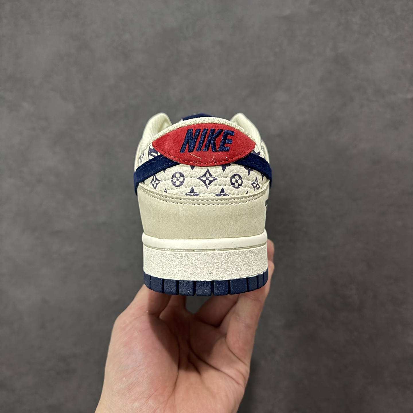 图片[4]-【定制版】Nike SB Dunk Low“ LV联名—米白蓝红” 周年高端定制 低帮休闲板鞋 定制鞋盒 大厂纯原品质出货 超高清洁度 皮料切割干净无任何毛边 细节完美 货号：DN3168-020 尺码：36 36.5 37.5 38 38.5 39 40 40.5 41 42 42.5 43 44 44.5 45 编码：HXSB330340-选品中心
