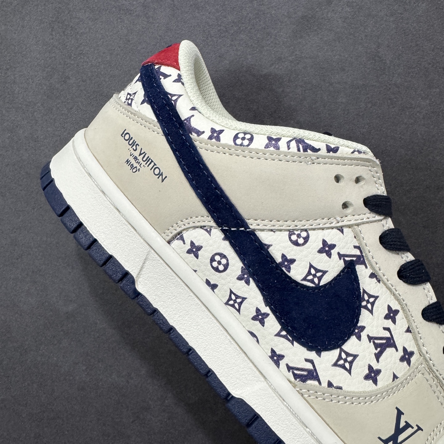 图片[6]-【定制版】Nike SB Dunk Low“ LV联名—米白蓝红” 周年高端定制 低帮休闲板鞋 定制鞋盒 大厂纯原品质出货 超高清洁度 皮料切割干净无任何毛边 细节完美 货号：DN3168-020 尺码：36 36.5 37.5 38 38.5 39 40 40.5 41 42 42.5 43 44 44.5 45 编码：HXSB330340-选品中心