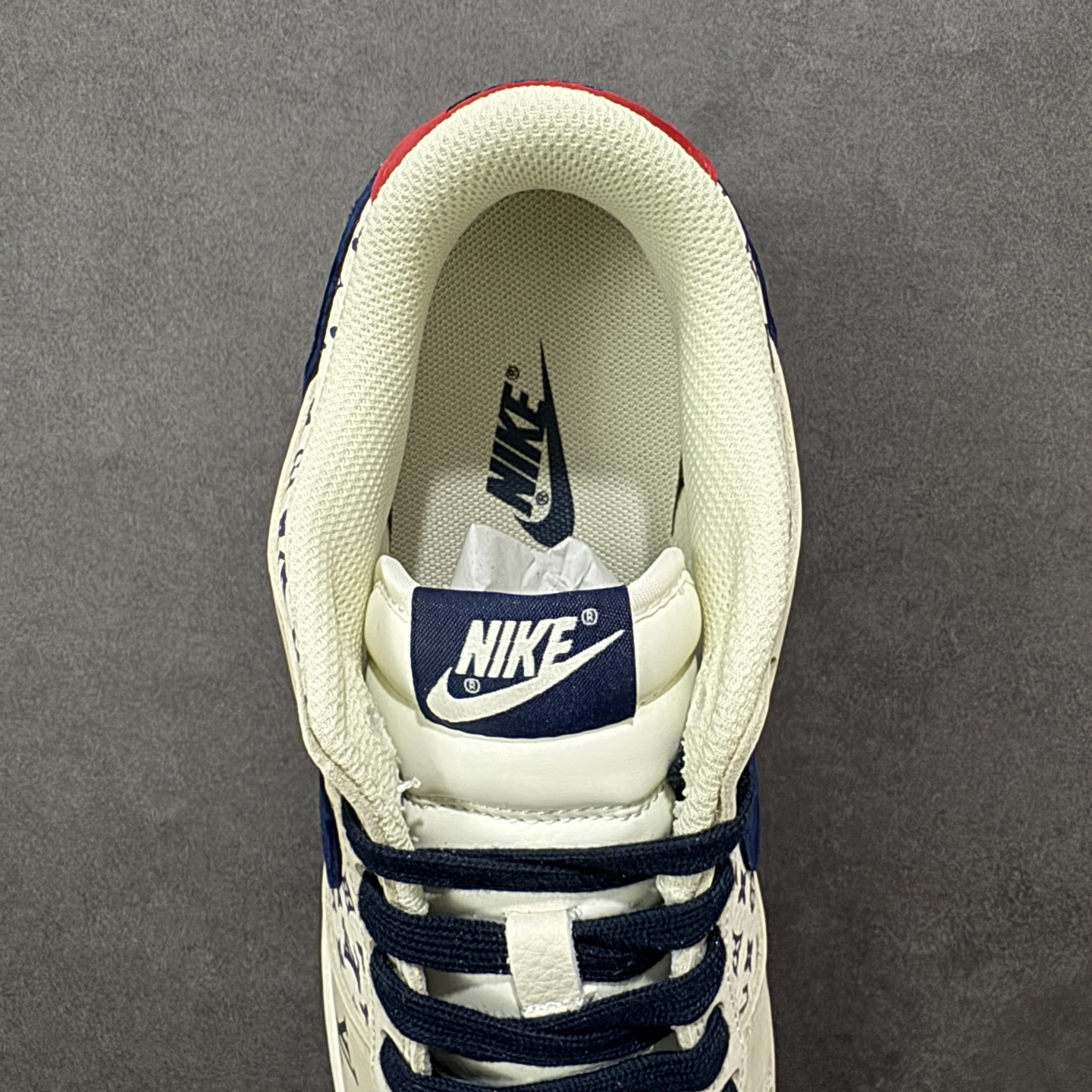图片[7]-【定制版】Nike SB Dunk Low“ LV联名—米白蓝红” 周年高端定制 低帮休闲板鞋 定制鞋盒 大厂纯原品质出货 超高清洁度 皮料切割干净无任何毛边 细节完美 货号：DN3168-020 尺码：36 36.5 37.5 38 38.5 39 40 40.5 41 42 42.5 43 44 44.5 45 编码：HXSB330340-选品中心