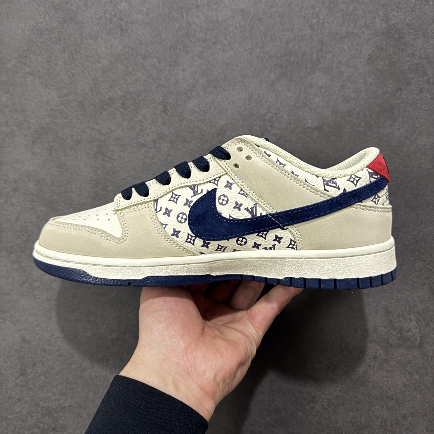 图片[2]-【定制版】Nike SB Dunk Low“ LV联名—米白蓝红” 周年高端定制 低帮休闲板鞋 定制鞋盒 大厂纯原品质出货 超高清洁度 皮料切割干净无任何毛边 细节完美 货号：DN3168-020 尺码：36 36.5 37.5 38 38.5 39 40 40.5 41 42 42.5 43 44 44.5 45 编码：HXSB330340-选品中心