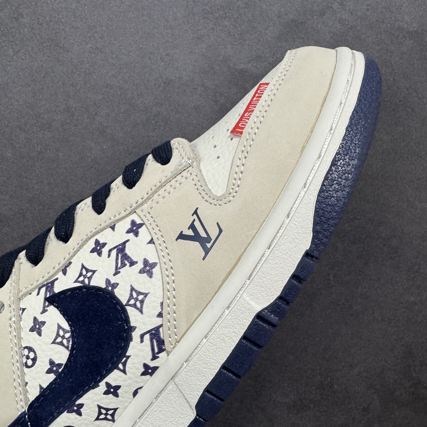 图片[5]-【定制版】Nike SB Dunk Low“ LV联名—米白蓝红” 周年高端定制 低帮休闲板鞋 定制鞋盒 大厂纯原品质出货 超高清洁度 皮料切割干净无任何毛边 细节完美 货号：DN3168-020 尺码：36 36.5 37.5 38 38.5 39 40 40.5 41 42 42.5 43 44 44.5 45 编码：HXSB330340-选品中心