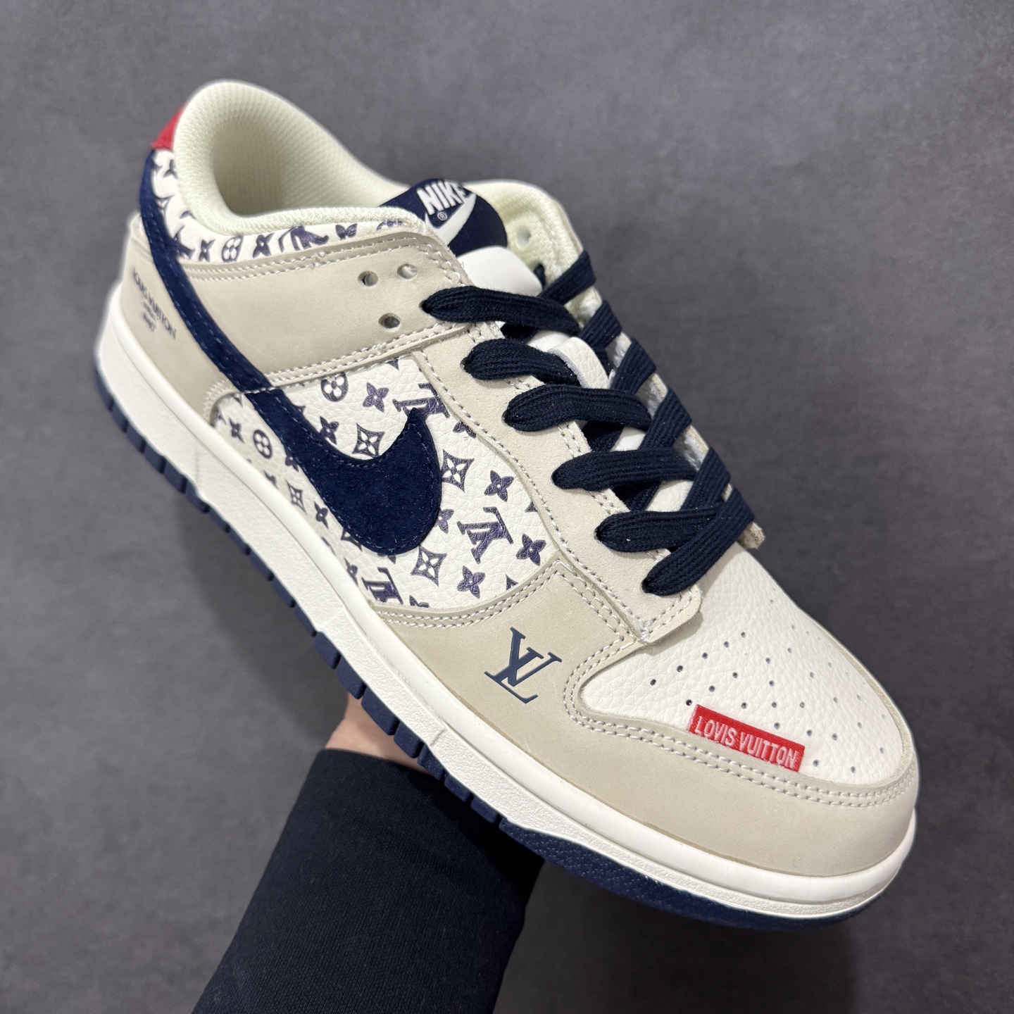 图片[3]-【定制版】Nike SB Dunk Low“ LV联名—米白蓝红” 周年高端定制 低帮休闲板鞋 定制鞋盒 大厂纯原品质出货 超高清洁度 皮料切割干净无任何毛边 细节完美 货号：DN3168-020 尺码：36 36.5 37.5 38 38.5 39 40 40.5 41 42 42.5 43 44 44.5 45 编码：HXSB330340-选品中心