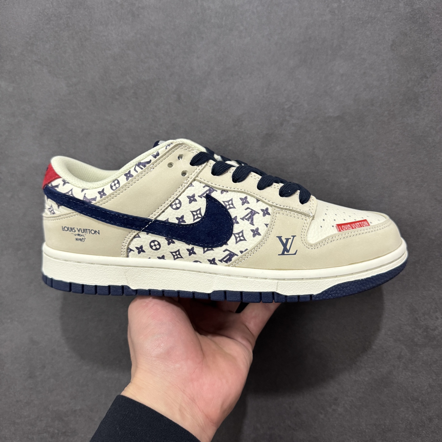 【定制版】Nike SB Dunk Low“ LV联名—米白蓝红” 周年高端定制 低帮休闲板鞋 定制鞋盒 大厂纯原品质出货 超高清洁度 皮料切割干净无任何毛边 细节完美 货号：DN3168-020 尺码：36 36.5 37.5 38 38.5 39 40 40.5 41 42 42.5 43 44 44.5 45 编码：HXSB330340-选品中心