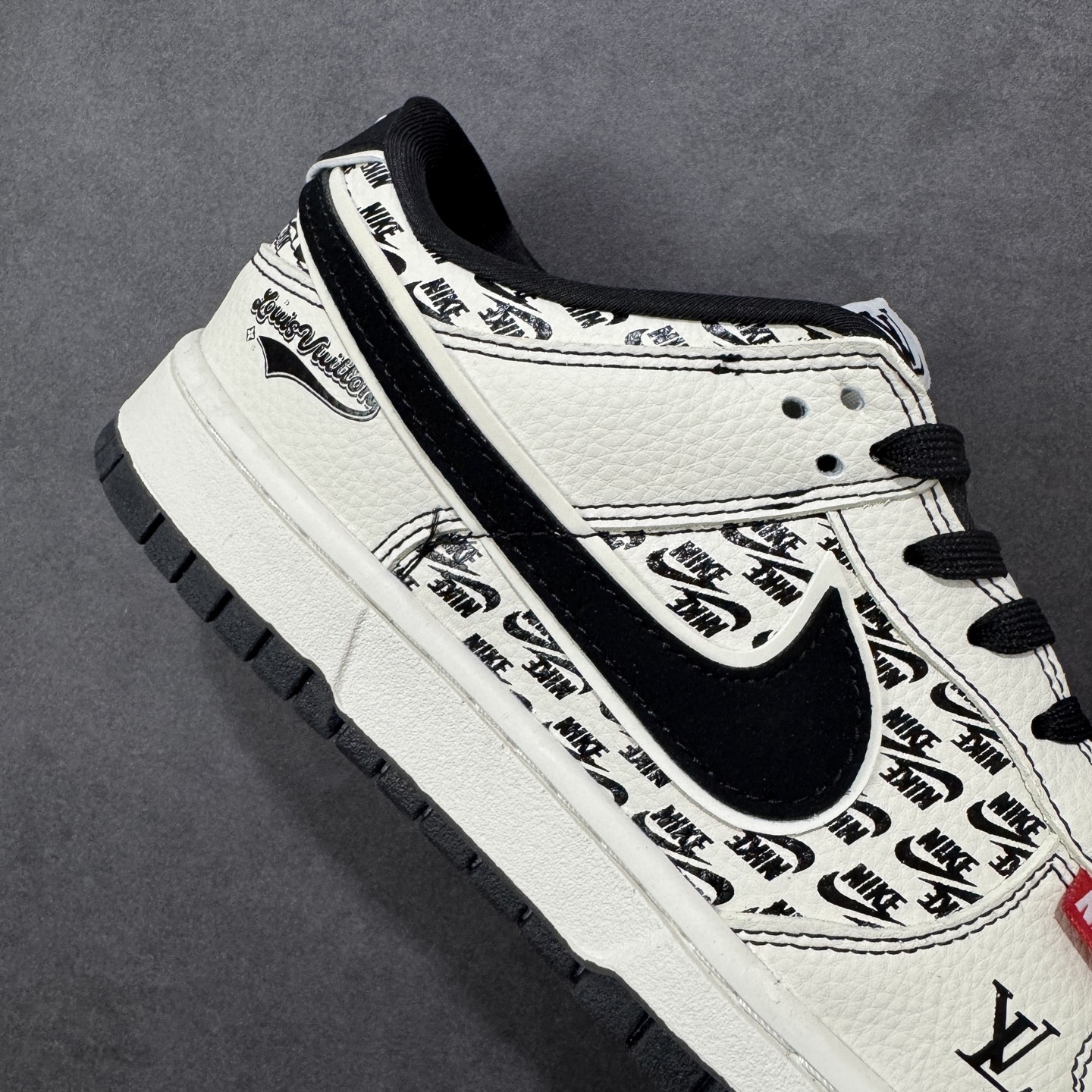 图片[6]-【定制版】Nike SB Dunk Low“ LV联名—米黑NIKE印花” 周年高端定制 低帮休闲板鞋 定制鞋盒 大厂纯原品质出货 超高清洁度 皮料切割干净无任何毛边 细节完美 货号：MN1688-103 尺码：36 36.5 37.5 38 38.5 39 40 40.5 41 42 42.5 43 44 44.5 45 编码：HXSB330340-选品中心