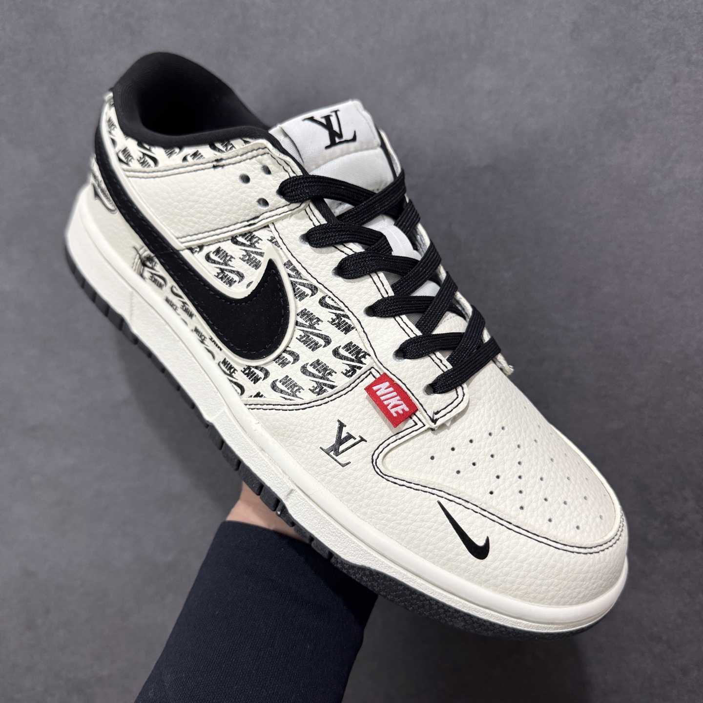 图片[3]-【定制版】Nike SB Dunk Low“ LV联名—米黑NIKE印花” 周年高端定制 低帮休闲板鞋 定制鞋盒 大厂纯原品质出货 超高清洁度 皮料切割干净无任何毛边 细节完美 货号：MN1688-103 尺码：36 36.5 37.5 38 38.5 39 40 40.5 41 42 42.5 43 44 44.5 45 编码：HXSB330340-选品中心