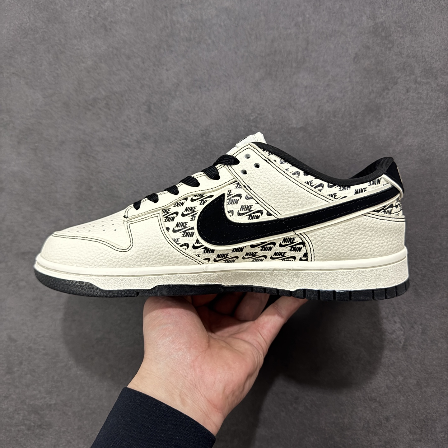 图片[2]-【定制版】Nike SB Dunk Low“ LV联名—米黑NIKE印花” 周年高端定制 低帮休闲板鞋 定制鞋盒 大厂纯原品质出货 超高清洁度 皮料切割干净无任何毛边 细节完美 货号：MN1688-103 尺码：36 36.5 37.5 38 38.5 39 40 40.5 41 42 42.5 43 44 44.5 45 编码：HXSB330340-选品中心