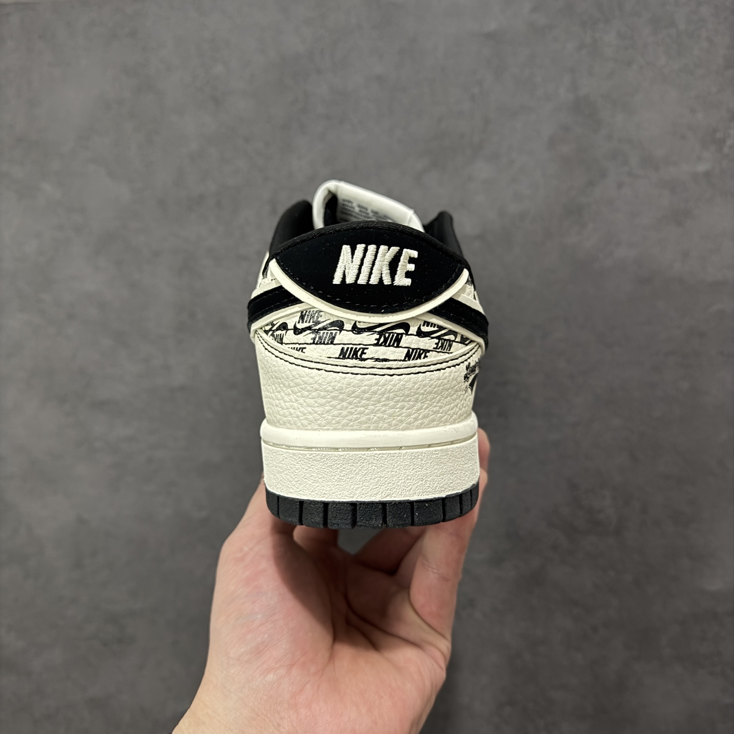 图片[4]-【定制版】Nike SB Dunk Low“ LV联名—米黑NIKE印花” 周年高端定制 低帮休闲板鞋 定制鞋盒 大厂纯原品质出货 超高清洁度 皮料切割干净无任何毛边 细节完美 货号：MN1688-103 尺码：36 36.5 37.5 38 38.5 39 40 40.5 41 42 42.5 43 44 44.5 45 编码：HXSB330340-选品中心