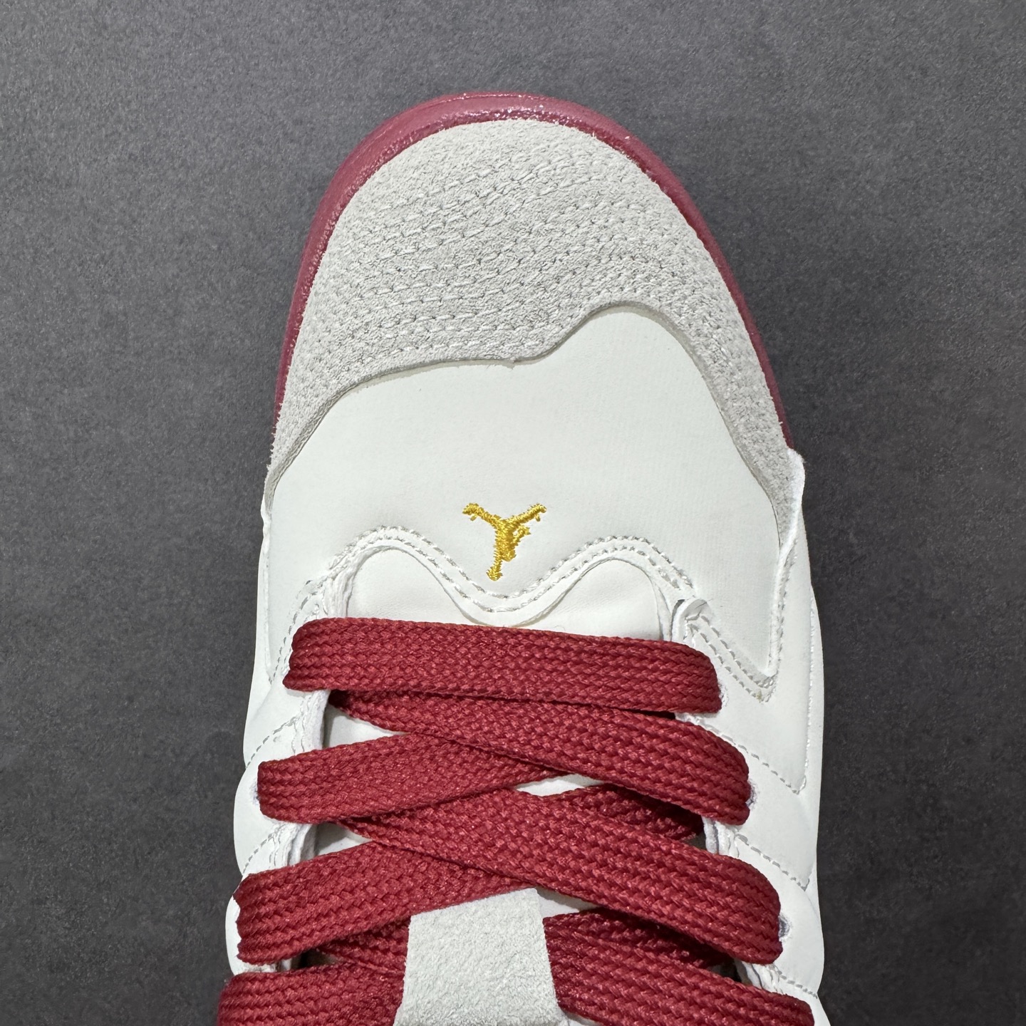 图片[8]-【ZD版】Jordan Session 马年限定 CNY新年款 焦糖纹 耐穿 复古面包鞋 低帮板鞋 IQ1112-011 Jordan Session 板鞋在行走或运动时能够保持稳定，减少滑倒的风险。Jordan Session 板鞋注重穿着的舒适性和包裹性。鞋内垫有柔软的缓震材料，能够有效缓解脚部压力，提供舒适的穿着感受。同时，鞋带的设计也便于调节松紧度，确保穿着时的稳定性和贴合度。Jordan Session 板鞋不仅适合日常休闲穿搭，还可以搭配各种运动装备，展现出时尚与活力的结合。无论是逛街、约会还是参加聚会等场合，都能成为你的时尚焦点 尺码：36 36.5 37.5 38 38.5 39 40 40.5 41 42 42.5 43 44 44.5 45 46 编码：XSB210220-选品中心