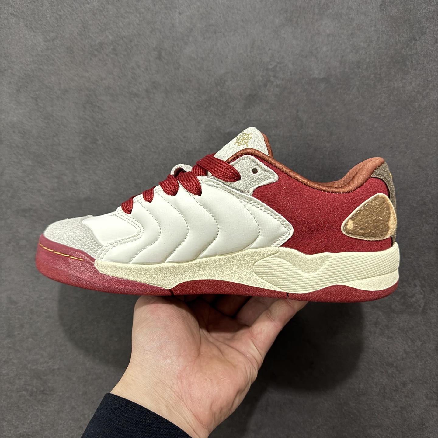 图片[2]-【ZD版】Jordan Session 马年限定 CNY新年款 焦糖纹 耐穿 复古面包鞋 低帮板鞋 IQ1112-011 Jordan Session 板鞋在行走或运动时能够保持稳定，减少滑倒的风险。Jordan Session 板鞋注重穿着的舒适性和包裹性。鞋内垫有柔软的缓震材料，能够有效缓解脚部压力，提供舒适的穿着感受。同时，鞋带的设计也便于调节松紧度，确保穿着时的稳定性和贴合度。Jordan Session 板鞋不仅适合日常休闲穿搭，还可以搭配各种运动装备，展现出时尚与活力的结合。无论是逛街、约会还是参加聚会等场合，都能成为你的时尚焦点 尺码：36 36.5 37.5 38 38.5 39 40 40.5 41 42 42.5 43 44 44.5 45 46 编码：XSB210220-选品中心