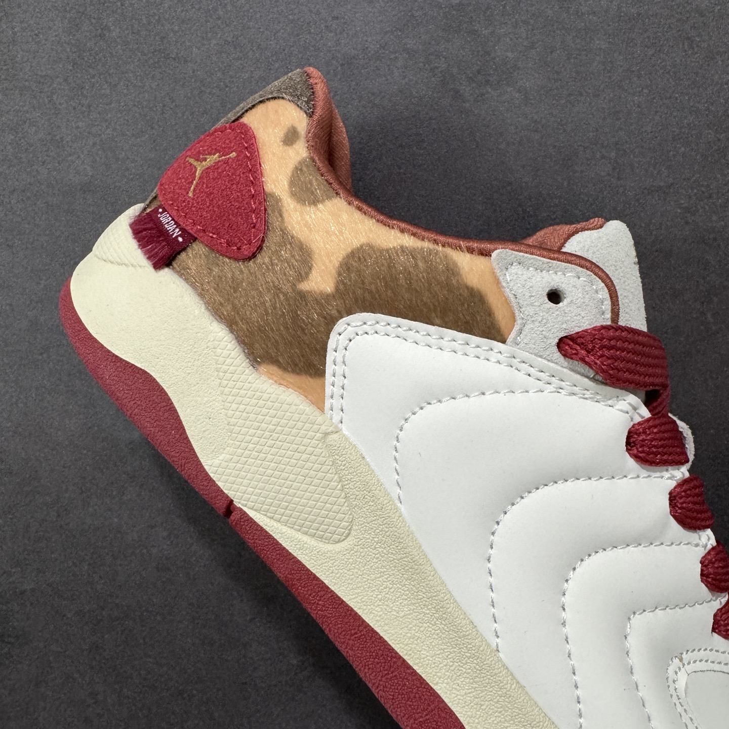 图片[6]-【ZD版】Jordan Session 马年限定 CNY新年款 焦糖纹 耐穿 复古面包鞋 低帮板鞋 IQ1112-011 Jordan Session 板鞋在行走或运动时能够保持稳定，减少滑倒的风险。Jordan Session 板鞋注重穿着的舒适性和包裹性。鞋内垫有柔软的缓震材料，能够有效缓解脚部压力，提供舒适的穿着感受。同时，鞋带的设计也便于调节松紧度，确保穿着时的稳定性和贴合度。Jordan Session 板鞋不仅适合日常休闲穿搭，还可以搭配各种运动装备，展现出时尚与活力的结合。无论是逛街、约会还是参加聚会等场合，都能成为你的时尚焦点 尺码：36 36.5 37.5 38 38.5 39 40 40.5 41 42 42.5 43 44 44.5 45 46 编码：XSB210220-选品中心