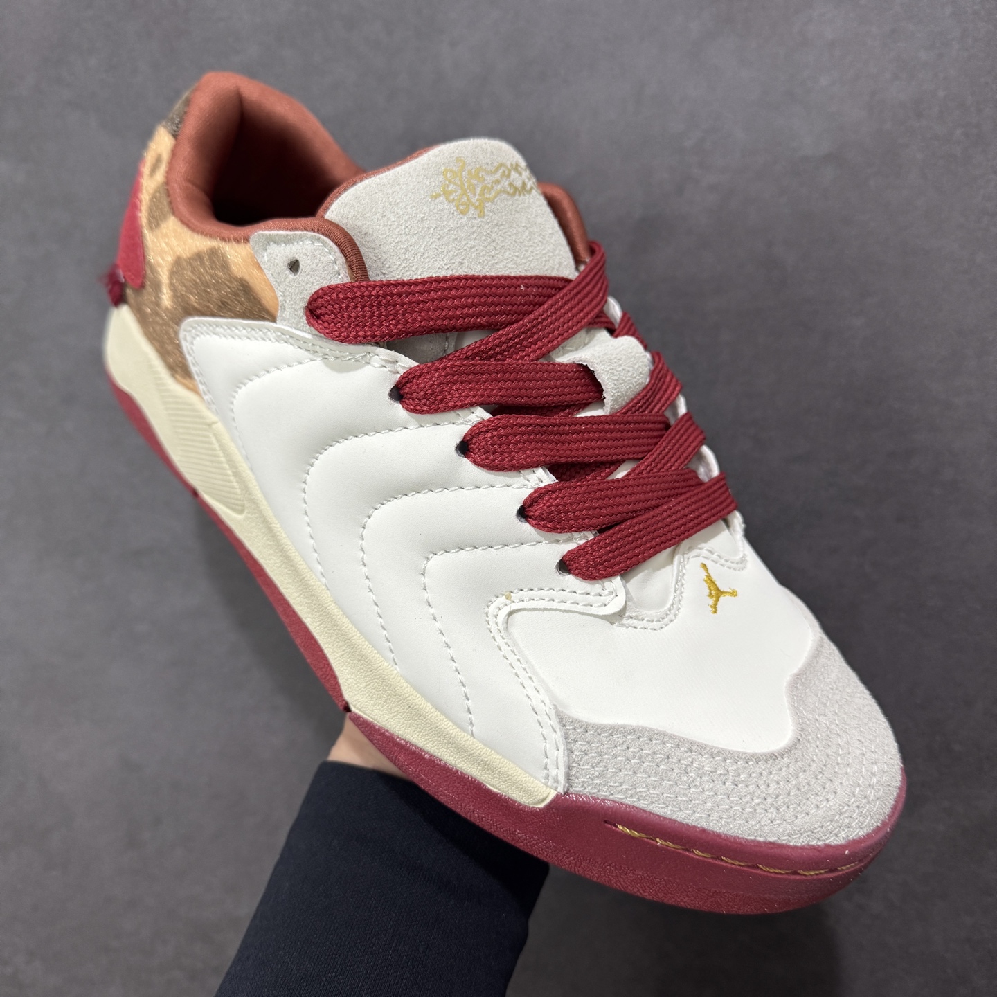 图片[3]-【ZD版】Jordan Session 马年限定 CNY新年款 焦糖纹 耐穿 复古面包鞋 低帮板鞋 IQ1112-011 Jordan Session 板鞋在行走或运动时能够保持稳定，减少滑倒的风险。Jordan Session 板鞋注重穿着的舒适性和包裹性。鞋内垫有柔软的缓震材料，能够有效缓解脚部压力，提供舒适的穿着感受。同时，鞋带的设计也便于调节松紧度，确保穿着时的稳定性和贴合度。Jordan Session 板鞋不仅适合日常休闲穿搭，还可以搭配各种运动装备，展现出时尚与活力的结合。无论是逛街、约会还是参加聚会等场合，都能成为你的时尚焦点 尺码：36 36.5 37.5 38 38.5 39 40 40.5 41 42 42.5 43 44 44.5 45 46 编码：XSB210220-选品中心