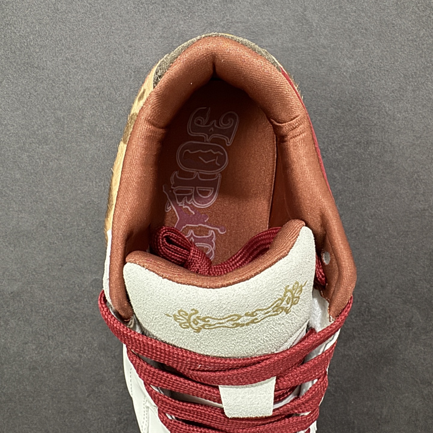 图片[7]-【ZD版】Jordan Session 马年限定 CNY新年款 焦糖纹 耐穿 复古面包鞋 低帮板鞋 IQ1112-011 Jordan Session 板鞋在行走或运动时能够保持稳定，减少滑倒的风险。Jordan Session 板鞋注重穿着的舒适性和包裹性。鞋内垫有柔软的缓震材料，能够有效缓解脚部压力，提供舒适的穿着感受。同时，鞋带的设计也便于调节松紧度，确保穿着时的稳定性和贴合度。Jordan Session 板鞋不仅适合日常休闲穿搭，还可以搭配各种运动装备，展现出时尚与活力的结合。无论是逛街、约会还是参加聚会等场合，都能成为你的时尚焦点 尺码：36 36.5 37.5 38 38.5 39 40 40.5 41 42 42.5 43 44 44.5 45 46 编码：XSB210220-选品中心