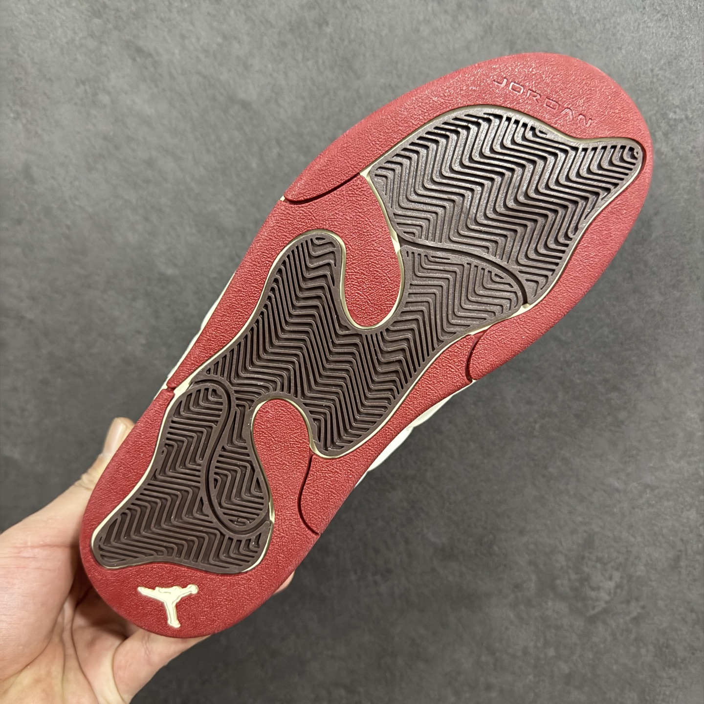 图片[9]-【ZD版】Jordan Session 马年限定 CNY新年款 焦糖纹 耐穿 复古面包鞋 低帮板鞋 IQ1112-011 Jordan Session 板鞋在行走或运动时能够保持稳定，减少滑倒的风险。Jordan Session 板鞋注重穿着的舒适性和包裹性。鞋内垫有柔软的缓震材料，能够有效缓解脚部压力，提供舒适的穿着感受。同时，鞋带的设计也便于调节松紧度，确保穿着时的稳定性和贴合度。Jordan Session 板鞋不仅适合日常休闲穿搭，还可以搭配各种运动装备，展现出时尚与活力的结合。无论是逛街、约会还是参加聚会等场合，都能成为你的时尚焦点 尺码：36 36.5 37.5 38 38.5 39 40 40.5 41 42 42.5 43 44 44.5 45 46 编码：XSB210220-选品中心