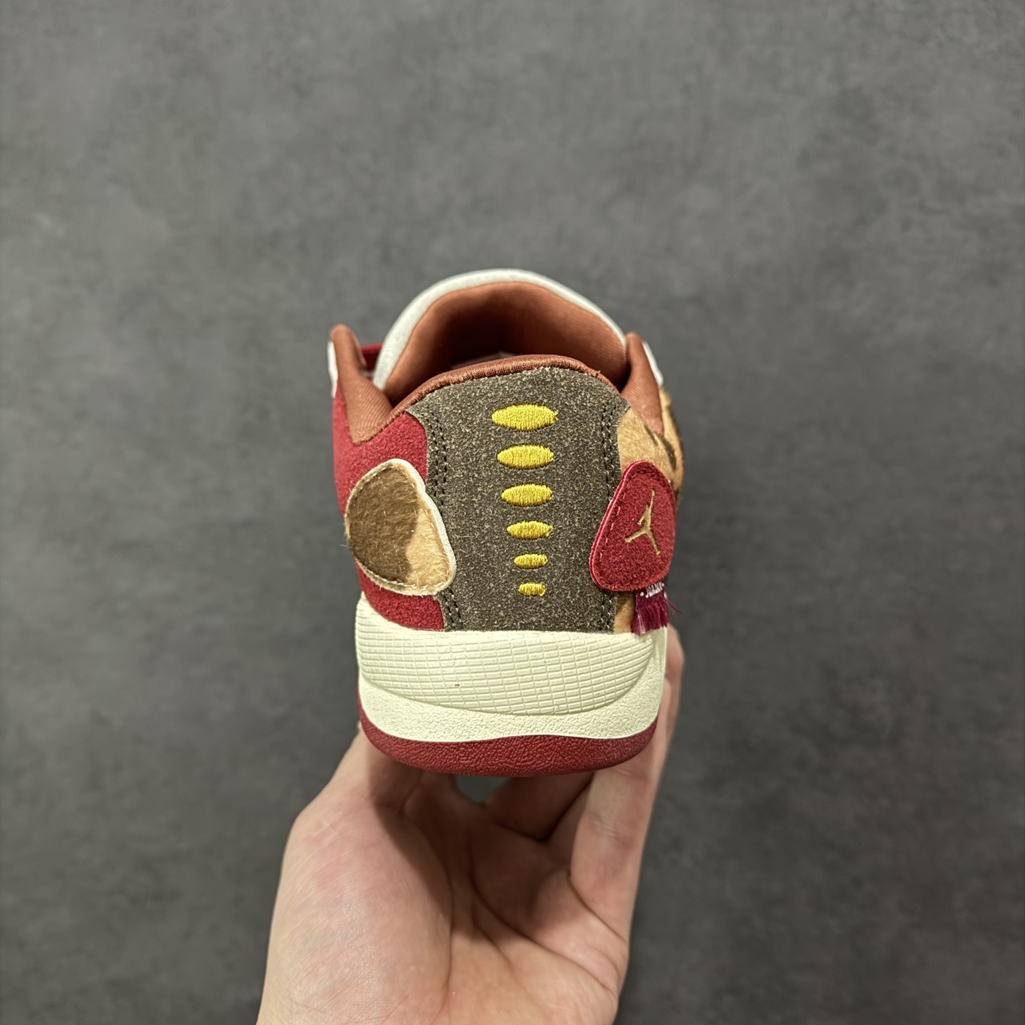 图片[4]-【ZD版】Jordan Session 马年限定 CNY新年款 焦糖纹 耐穿 复古面包鞋 低帮板鞋 IQ1112-011 Jordan Session 板鞋在行走或运动时能够保持稳定，减少滑倒的风险。Jordan Session 板鞋注重穿着的舒适性和包裹性。鞋内垫有柔软的缓震材料，能够有效缓解脚部压力，提供舒适的穿着感受。同时，鞋带的设计也便于调节松紧度，确保穿着时的稳定性和贴合度。Jordan Session 板鞋不仅适合日常休闲穿搭，还可以搭配各种运动装备，展现出时尚与活力的结合。无论是逛街、约会还是参加聚会等场合，都能成为你的时尚焦点 尺码：36 36.5 37.5 38 38.5 39 40 40.5 41 42 42.5 43 44 44.5 45 46 编码：XSB210220-选品中心