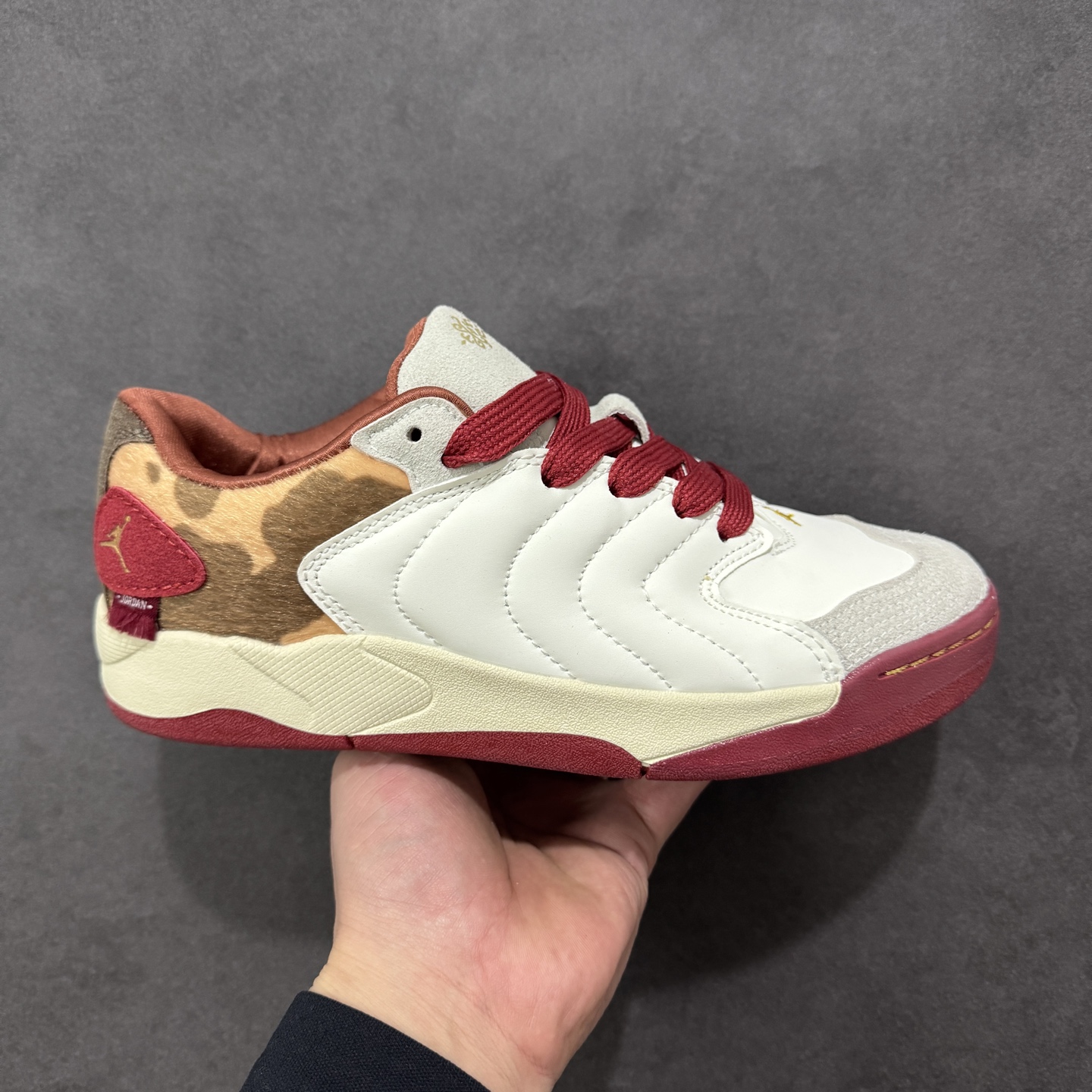 【ZD版】Jordan Session 马年限定 CNY新年款 焦糖纹 耐穿 复古面包鞋 低帮板鞋 IQ1112-011 Jordan Session 板鞋在行走或运动时能够保持稳定，减少滑倒的风险。Jordan Session 板鞋注重穿着的舒适性和包裹性。鞋内垫有柔软的缓震材料，能够有效缓解脚部压力，提供舒适的穿着感受。同时，鞋带的设计也便于调节松紧度，确保穿着时的稳定性和贴合度。Jordan Session 板鞋不仅适合日常休闲穿搭，还可以搭配各种运动装备，展现出时尚与活力的结合。无论是逛街、约会还是参加聚会等场合，都能成为你的时尚焦点 尺码：36 36.5 37.5 38 38.5 39 40 40.5 41 42 42.5 43 44 44.5 45 46 编码：XSB210220-选品中心