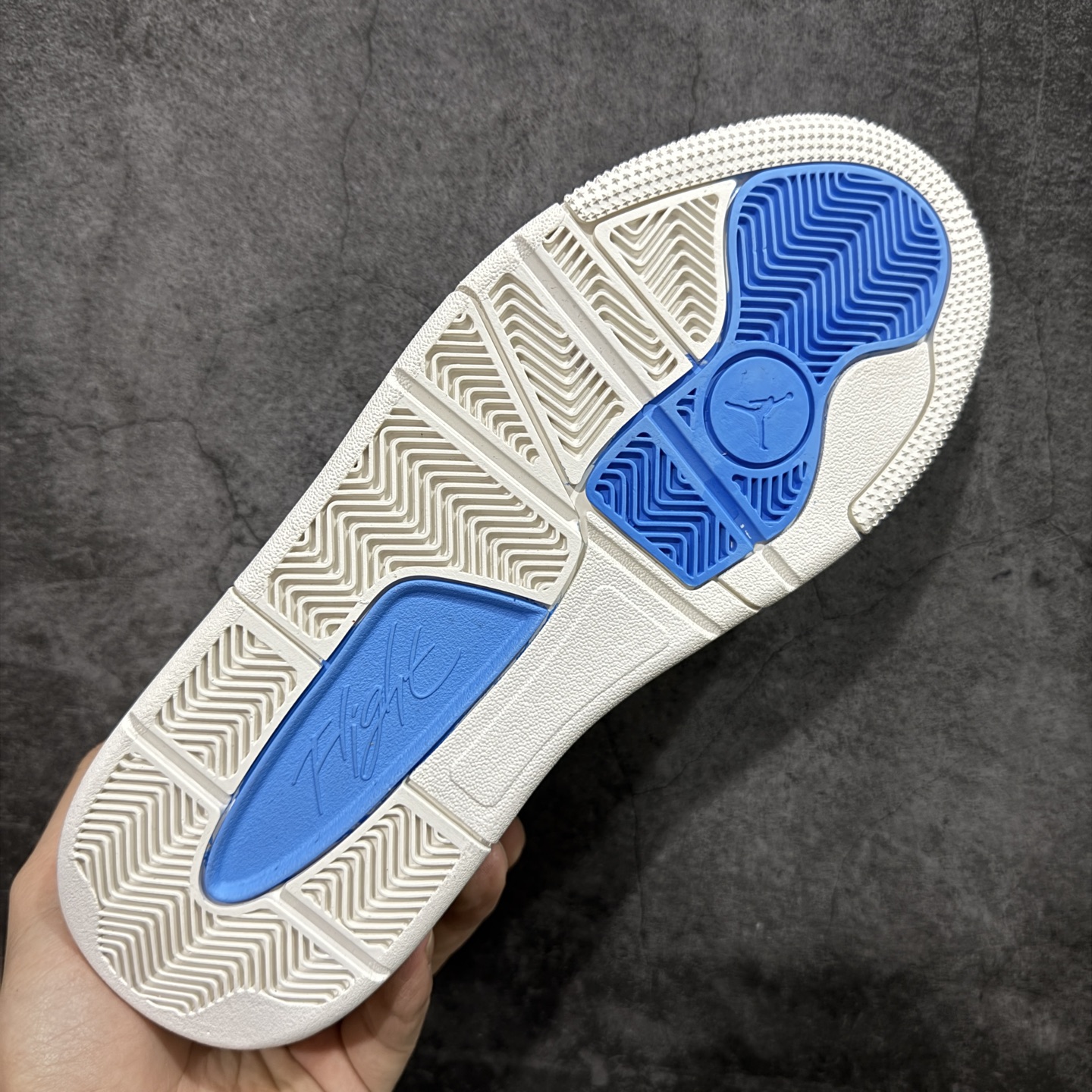 图片[9]-【纯原版】Air Jordan Retro Flight Court SP低帮 黑粉 AJ低邦 乔丹篮球鞋系列 目前市场最正确版本 头层翻毛＋头层皮 区别市场通货 正确针织鞋码效果 版型完美 正确私模大底 鞋款整体以翻毛皮打造，搭配侧身头层皮面框架，鞋舌及后跟Jumpman Logo分别采用刺绣点缀，后跟侧身Flighth字样也辅以刺绣呈现，秉承轻量化的速度型篮球鞋设计思想完成设计，降低重量的同时提升舒适度，中底延续前作使用了分离式后掌可视化Air Soleb气垫。鞋带孔和后跟鞋提以籃网为造型灵感，将篮球运动巧妙融入到鞋款的设计之中，使鞋身整体富有流动性、节奏感和优雅气质。 货号：FZ9854-400 尺码：36 36.5 37.5 38 38.5 39 40 40.5 41 42 42.5 43 44 44.5 45-选品中心