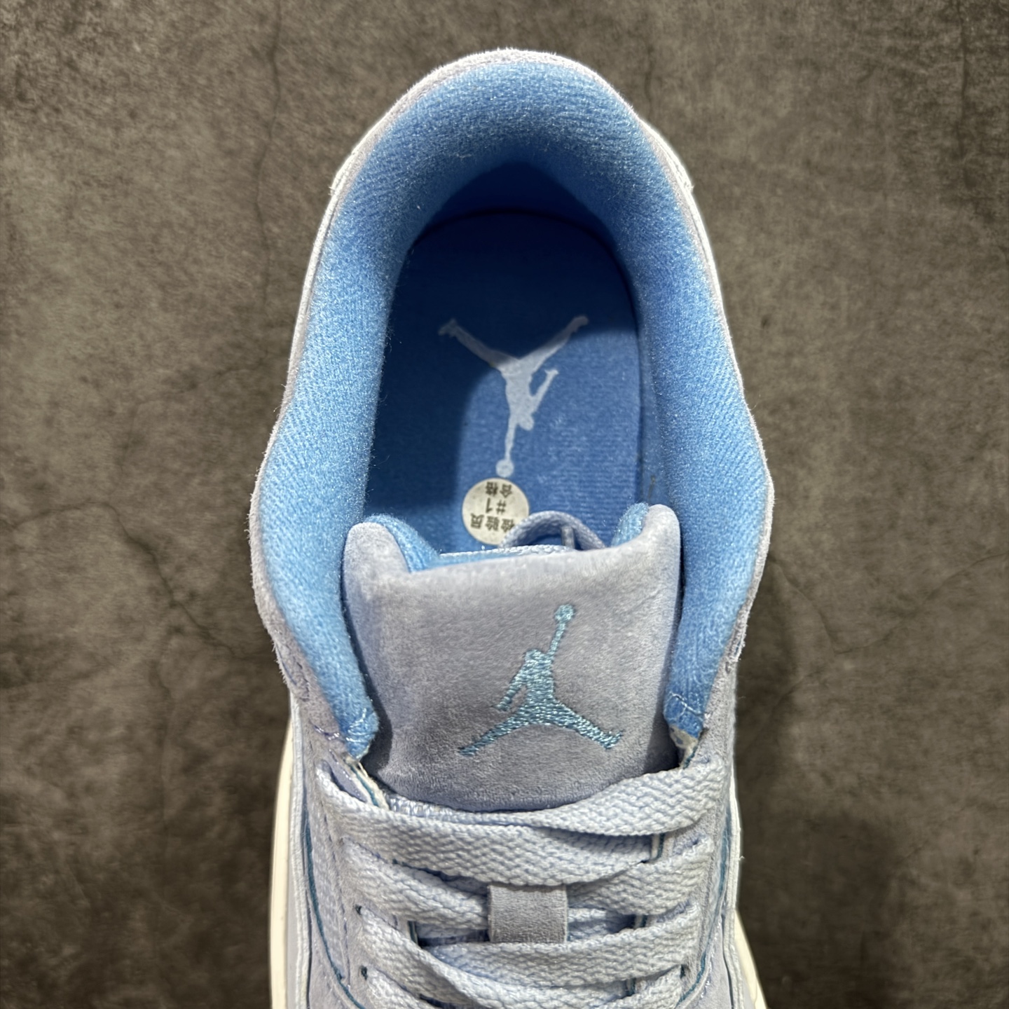 图片[8]-【纯原版】Air Jordan Retro Flight Court SP低帮 黑粉 AJ低邦 乔丹篮球鞋系列 目前市场最正确版本 头层翻毛＋头层皮 区别市场通货 正确针织鞋码效果 版型完美 正确私模大底 鞋款整体以翻毛皮打造，搭配侧身头层皮面框架，鞋舌及后跟Jumpman Logo分别采用刺绣点缀，后跟侧身Flighth字样也辅以刺绣呈现，秉承轻量化的速度型篮球鞋设计思想完成设计，降低重量的同时提升舒适度，中底延续前作使用了分离式后掌可视化Air Soleb气垫。鞋带孔和后跟鞋提以籃网为造型灵感，将篮球运动巧妙融入到鞋款的设计之中，使鞋身整体富有流动性、节奏感和优雅气质。 货号：FZ9854-400 尺码：36 36.5 37.5 38 38.5 39 40 40.5 41 42 42.5 43 44 44.5 45-选品中心