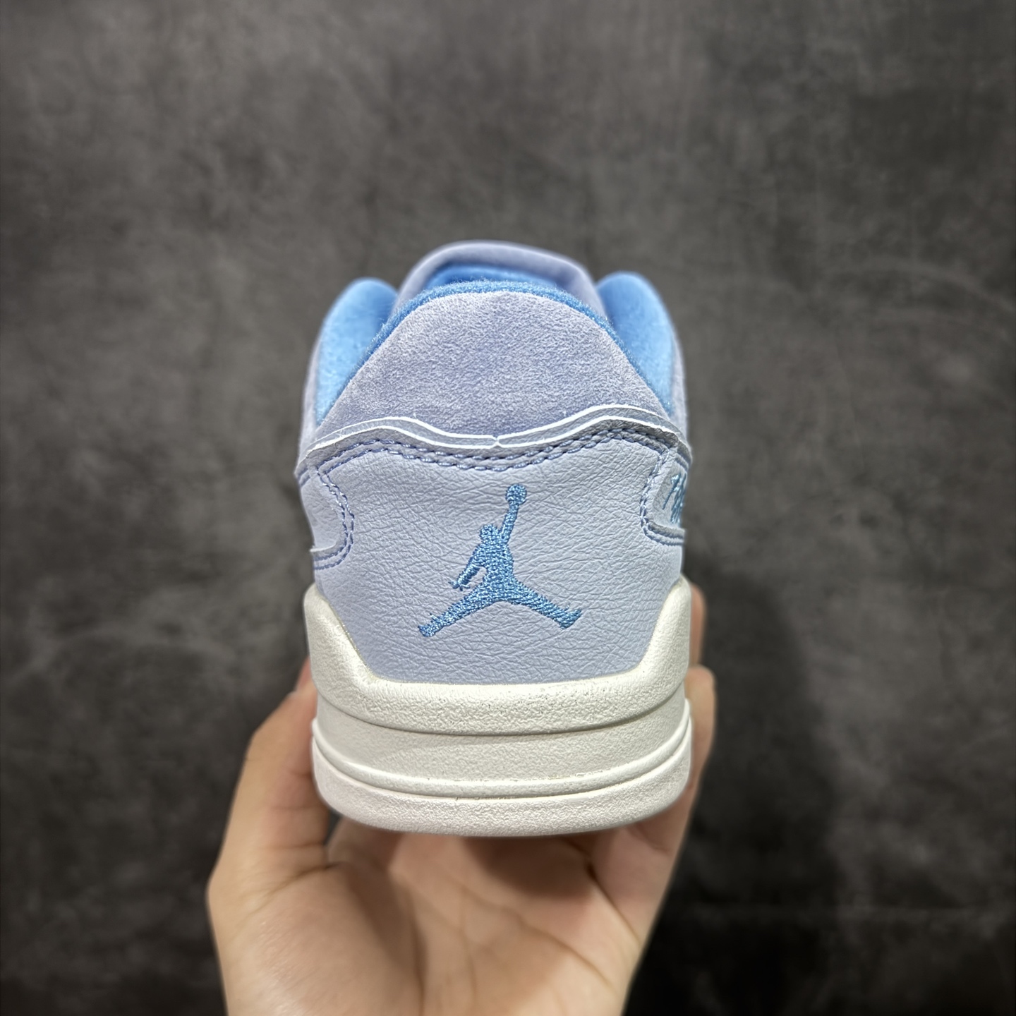 图片[4]-【纯原版】Air Jordan Retro Flight Court SP低帮 黑粉 AJ低邦 乔丹篮球鞋系列 目前市场最正确版本 头层翻毛＋头层皮 区别市场通货 正确针织鞋码效果 版型完美 正确私模大底 鞋款整体以翻毛皮打造，搭配侧身头层皮面框架，鞋舌及后跟Jumpman Logo分别采用刺绣点缀，后跟侧身Flighth字样也辅以刺绣呈现，秉承轻量化的速度型篮球鞋设计思想完成设计，降低重量的同时提升舒适度，中底延续前作使用了分离式后掌可视化Air Soleb气垫。鞋带孔和后跟鞋提以籃网为造型灵感，将篮球运动巧妙融入到鞋款的设计之中，使鞋身整体富有流动性、节奏感和优雅气质。 货号：FZ9854-400 尺码：36 36.5 37.5 38 38.5 39 40 40.5 41 42 42.5 43 44 44.5 45-选品中心