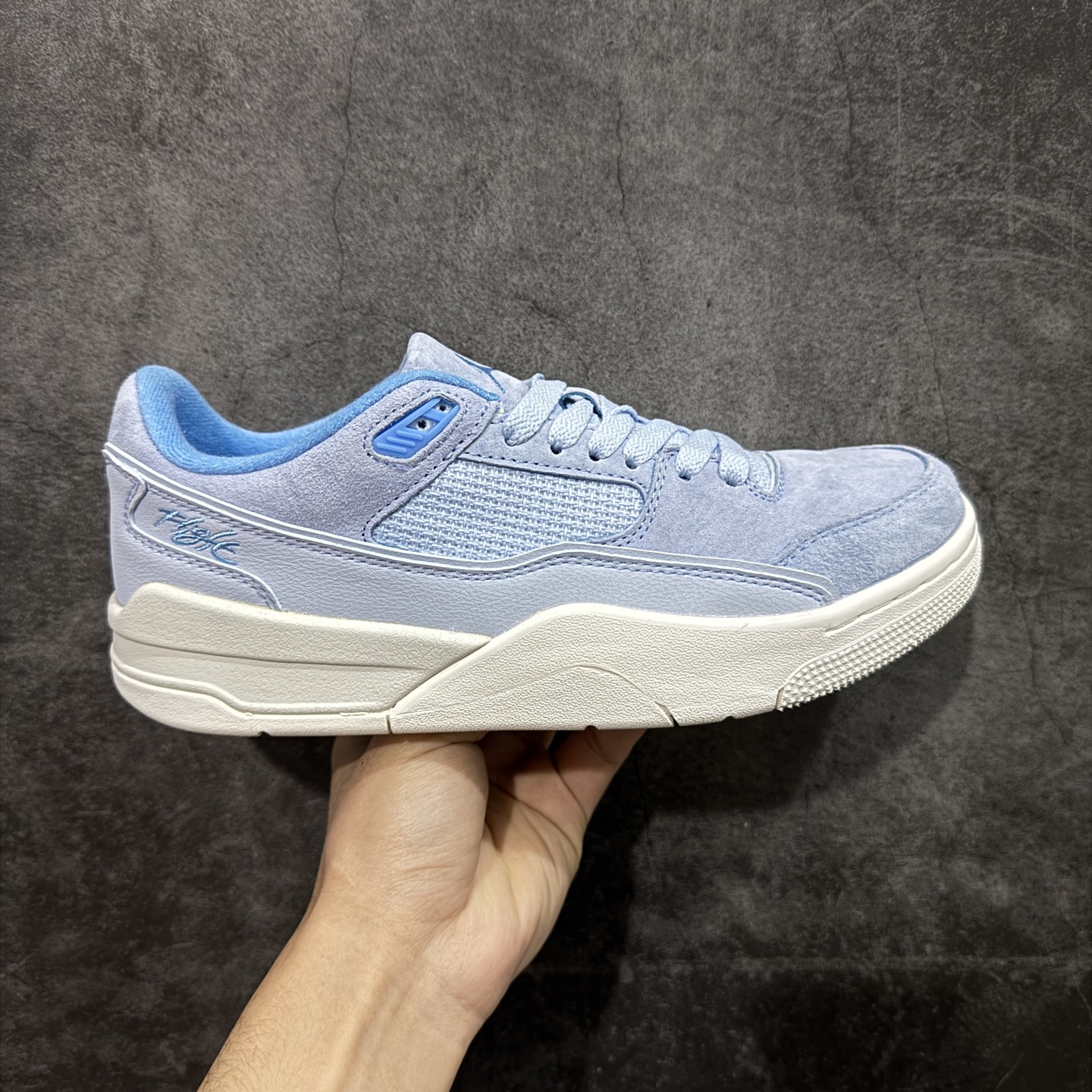 【纯原版】Air Jordan Retro Flight Court SP低帮 黑粉 AJ低邦 乔丹篮球鞋系列 目前市场最正确版本 头层翻毛＋头层皮 区别市场通货 正确针织鞋码效果 版型完美 正确私模大底 鞋款整体以翻毛皮打造，搭配侧身头层皮面框架，鞋舌及后跟Jumpman Logo分别采用刺绣点缀，后跟侧身Flighth字样也辅以刺绣呈现，秉承轻量化的速度型篮球鞋设计思想完成设计，降低重量的同时提升舒适度，中底延续前作使用了分离式后掌可视化Air Soleb气垫。鞋带孔和后跟鞋提以籃网为造型灵感，将篮球运动巧妙融入到鞋款的设计之中，使鞋身整体富有流动性、节奏感和优雅气质。 货号：FZ9854-400 尺码：36 36.5 37.5 38 38.5 39 40 40.5 41 42 42.5 43 44 44.5 45-选品中心