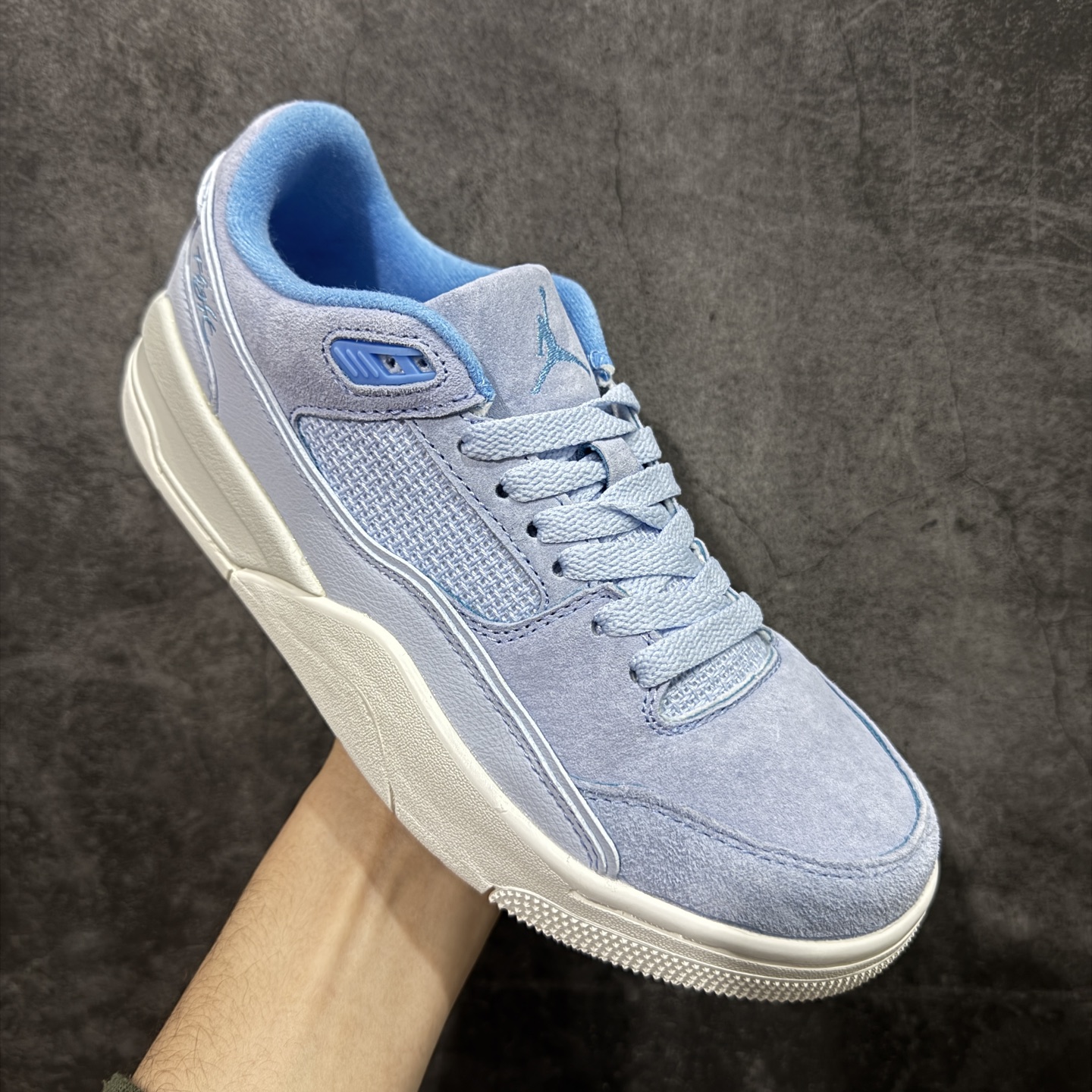 图片[3]-【纯原版】Air Jordan Retro Flight Court SP低帮 黑粉 AJ低邦 乔丹篮球鞋系列 目前市场最正确版本 头层翻毛＋头层皮 区别市场通货 正确针织鞋码效果 版型完美 正确私模大底 鞋款整体以翻毛皮打造，搭配侧身头层皮面框架，鞋舌及后跟Jumpman Logo分别采用刺绣点缀，后跟侧身Flighth字样也辅以刺绣呈现，秉承轻量化的速度型篮球鞋设计思想完成设计，降低重量的同时提升舒适度，中底延续前作使用了分离式后掌可视化Air Soleb气垫。鞋带孔和后跟鞋提以籃网为造型灵感，将篮球运动巧妙融入到鞋款的设计之中，使鞋身整体富有流动性、节奏感和优雅气质。 货号：FZ9854-400 尺码：36 36.5 37.5 38 38.5 39 40 40.5 41 42 42.5 43 44 44.5 45-选品中心