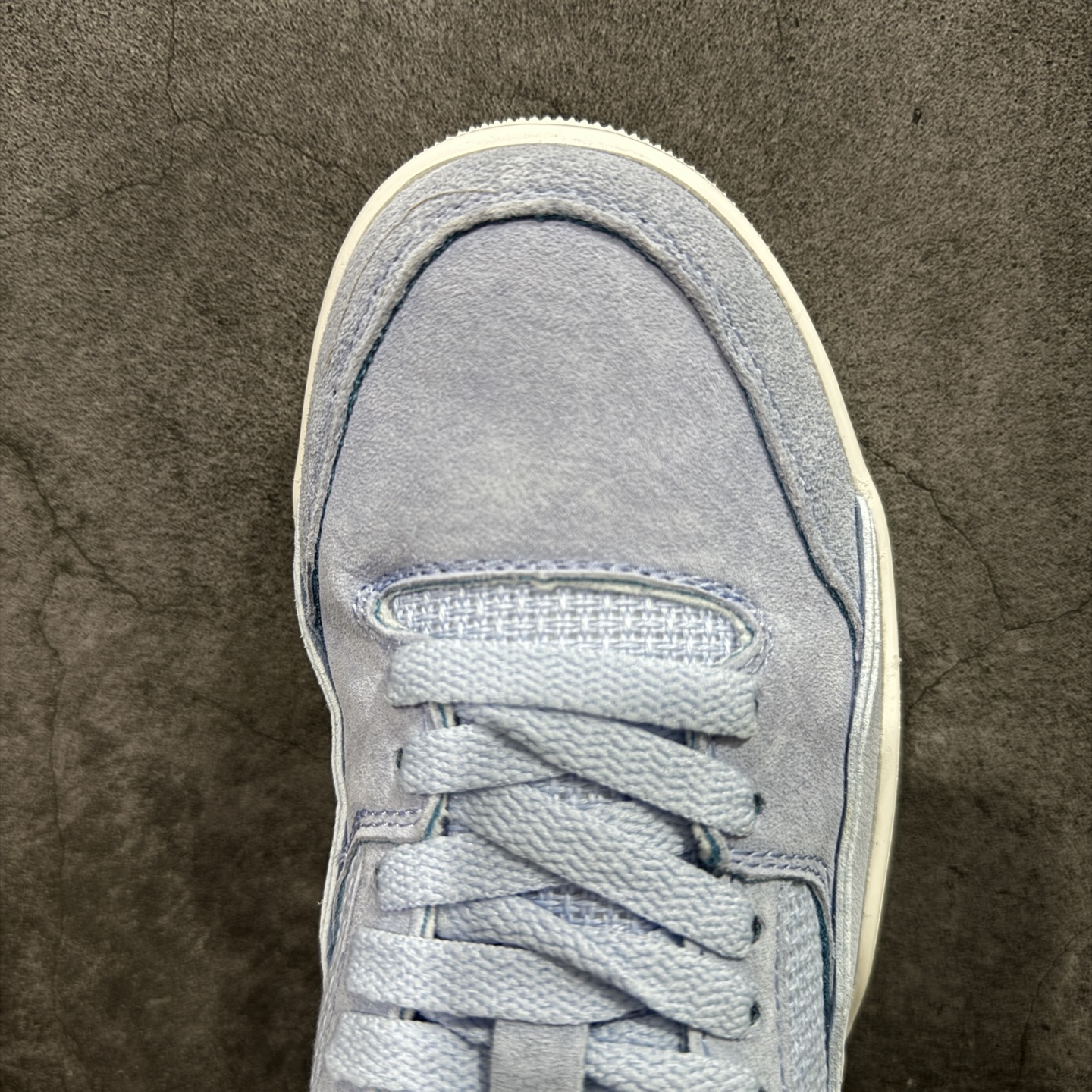 图片[5]-【纯原版】Air Jordan Retro Flight Court SP低帮 黑粉 AJ低邦 乔丹篮球鞋系列 目前市场最正确版本 头层翻毛＋头层皮 区别市场通货 正确针织鞋码效果 版型完美 正确私模大底 鞋款整体以翻毛皮打造，搭配侧身头层皮面框架，鞋舌及后跟Jumpman Logo分别采用刺绣点缀，后跟侧身Flighth字样也辅以刺绣呈现，秉承轻量化的速度型篮球鞋设计思想完成设计，降低重量的同时提升舒适度，中底延续前作使用了分离式后掌可视化Air Soleb气垫。鞋带孔和后跟鞋提以籃网为造型灵感，将篮球运动巧妙融入到鞋款的设计之中，使鞋身整体富有流动性、节奏感和优雅气质。 货号：FZ9854-400 尺码：36 36.5 37.5 38 38.5 39 40 40.5 41 42 42.5 43 44 44.5 45-选品中心