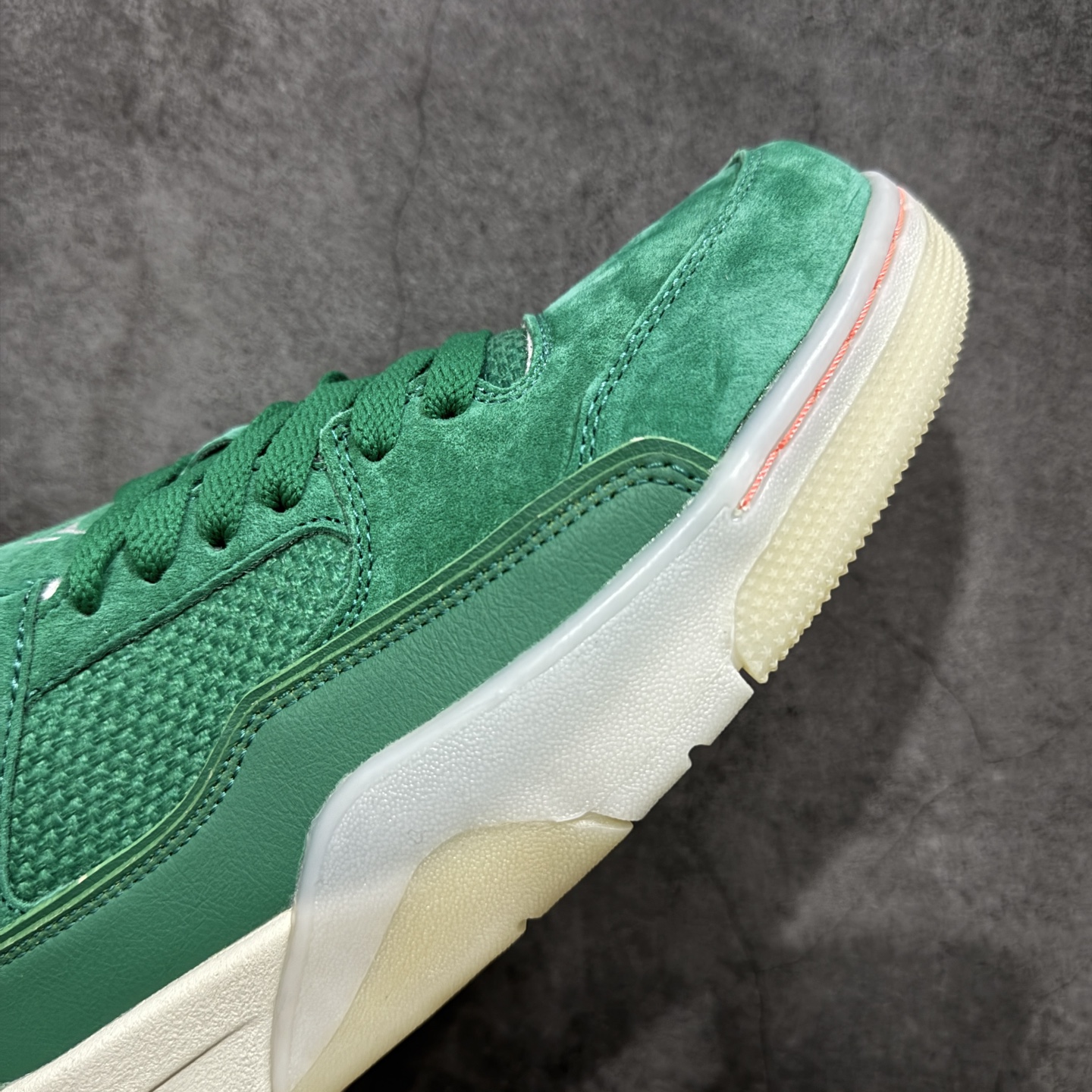 图片[6]-【纯原版】Air Jordan Retro Flight Court SP低帮 黑粉 AJ低邦 乔丹篮球鞋系列 目前市场最正确版本 头层翻毛＋头层皮 区别市场通货 正确针织鞋码效果 版型完美 正确私模大底 鞋款整体以翻毛皮打造，搭配侧身头层皮面框架，鞋舌及后跟Jumpman Logo分别采用刺绣点缀，后跟侧身Flighth字样也辅以刺绣呈现，秉承轻量化的速度型篮球鞋设计思想完成设计，降低重量的同时提升舒适度，中底延续前作使用了分离式后掌可视化Air Soleb气垫。鞋带孔和后跟鞋提以籃网为造型灵感，将篮球运动巧妙融入到鞋款的设计之中，使鞋身整体富有流动性、节奏感和优雅气质。 货号：HF3255-300 尺码：36 36.5 37.5 38 38.5 39 40 40.5 41 42 42.5 43 44 44.5 45-选品中心