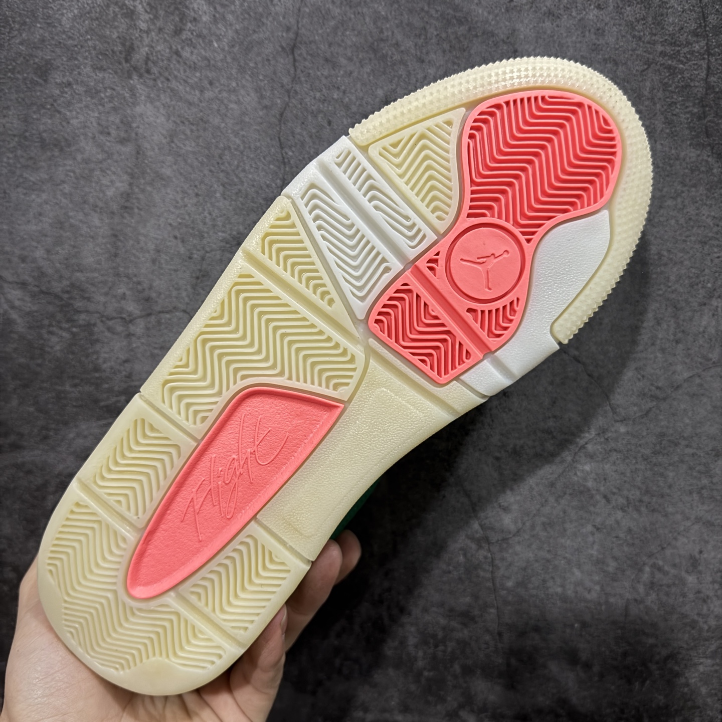 图片[9]-【纯原版】Air Jordan Retro Flight Court SP低帮 黑粉 AJ低邦 乔丹篮球鞋系列 目前市场最正确版本 头层翻毛＋头层皮 区别市场通货 正确针织鞋码效果 版型完美 正确私模大底 鞋款整体以翻毛皮打造，搭配侧身头层皮面框架，鞋舌及后跟Jumpman Logo分别采用刺绣点缀，后跟侧身Flighth字样也辅以刺绣呈现，秉承轻量化的速度型篮球鞋设计思想完成设计，降低重量的同时提升舒适度，中底延续前作使用了分离式后掌可视化Air Soleb气垫。鞋带孔和后跟鞋提以籃网为造型灵感，将篮球运动巧妙融入到鞋款的设计之中，使鞋身整体富有流动性、节奏感和优雅气质。 货号：HF3255-300 尺码：36 36.5 37.5 38 38.5 39 40 40.5 41 42 42.5 43 44 44.5 45-选品中心