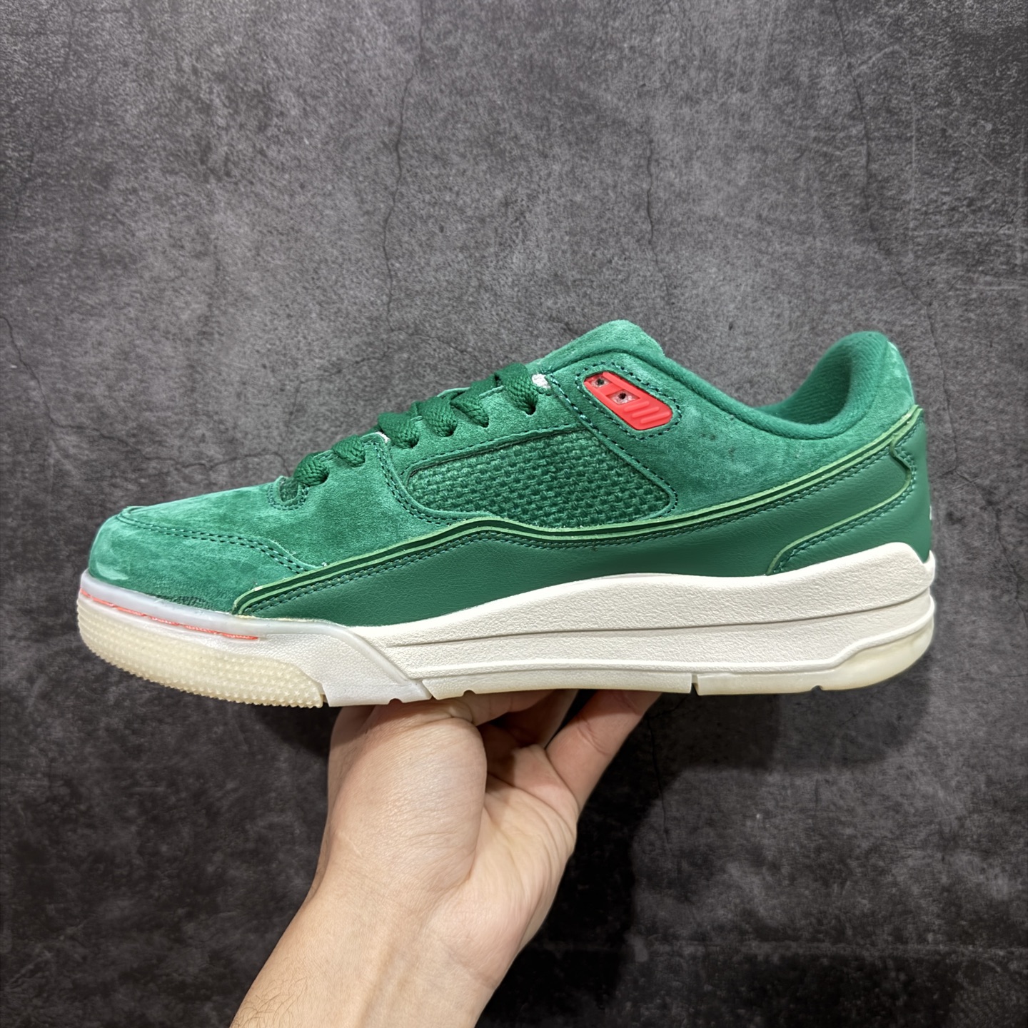 图片[2]-【纯原版】Air Jordan Retro Flight Court SP低帮 黑粉 AJ低邦 乔丹篮球鞋系列 目前市场最正确版本 头层翻毛＋头层皮 区别市场通货 正确针织鞋码效果 版型完美 正确私模大底 鞋款整体以翻毛皮打造，搭配侧身头层皮面框架，鞋舌及后跟Jumpman Logo分别采用刺绣点缀，后跟侧身Flighth字样也辅以刺绣呈现，秉承轻量化的速度型篮球鞋设计思想完成设计，降低重量的同时提升舒适度，中底延续前作使用了分离式后掌可视化Air Soleb气垫。鞋带孔和后跟鞋提以籃网为造型灵感，将篮球运动巧妙融入到鞋款的设计之中，使鞋身整体富有流动性、节奏感和优雅气质。 货号：HF3255-300 尺码：36 36.5 37.5 38 38.5 39 40 40.5 41 42 42.5 43 44 44.5 45-选品中心