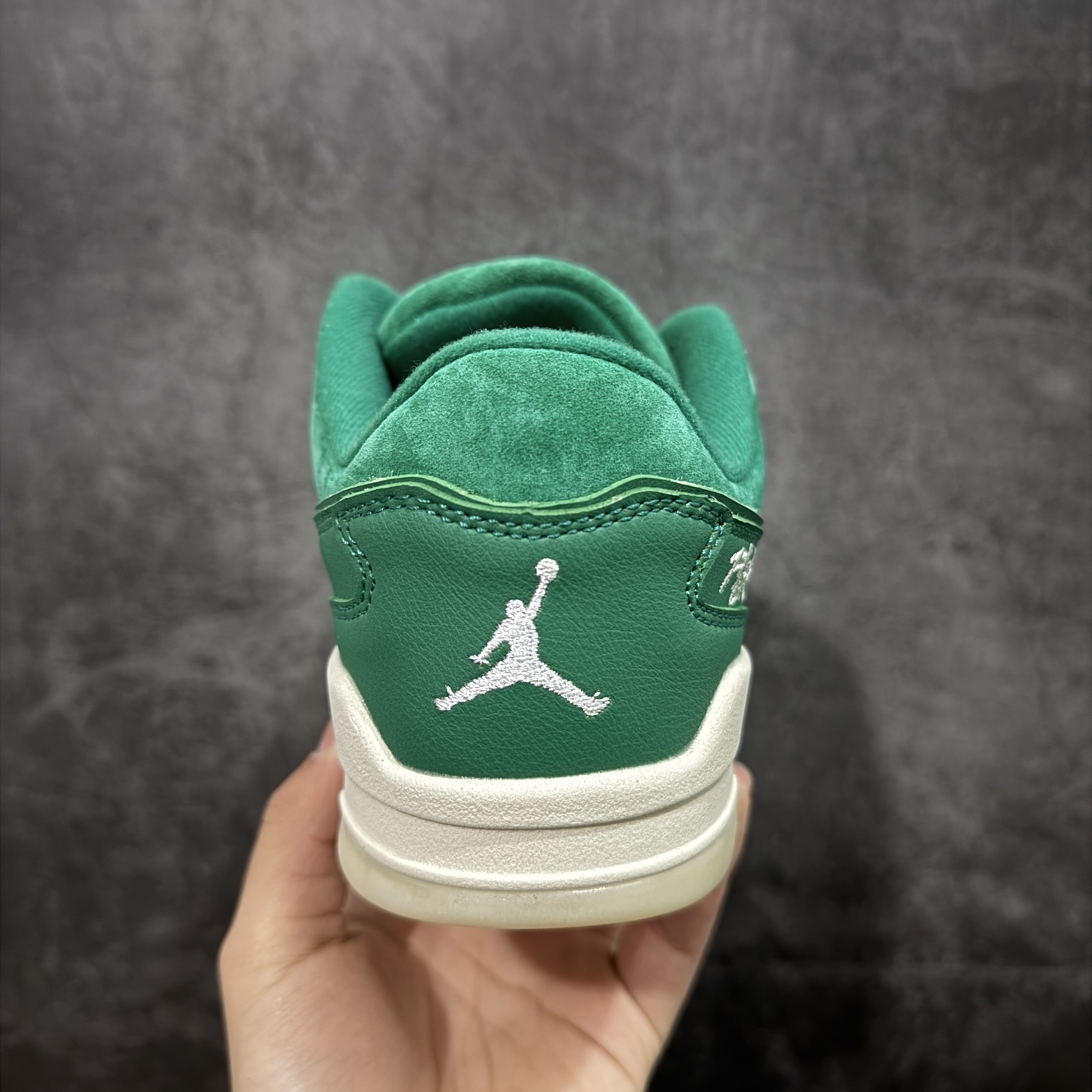 图片[4]-【纯原版】Air Jordan Retro Flight Court SP低帮 黑粉 AJ低邦 乔丹篮球鞋系列 目前市场最正确版本 头层翻毛＋头层皮 区别市场通货 正确针织鞋码效果 版型完美 正确私模大底 鞋款整体以翻毛皮打造，搭配侧身头层皮面框架，鞋舌及后跟Jumpman Logo分别采用刺绣点缀，后跟侧身Flighth字样也辅以刺绣呈现，秉承轻量化的速度型篮球鞋设计思想完成设计，降低重量的同时提升舒适度，中底延续前作使用了分离式后掌可视化Air Soleb气垫。鞋带孔和后跟鞋提以籃网为造型灵感，将篮球运动巧妙融入到鞋款的设计之中，使鞋身整体富有流动性、节奏感和优雅气质。 货号：HF3255-300 尺码：36 36.5 37.5 38 38.5 39 40 40.5 41 42 42.5 43 44 44.5 45-选品中心