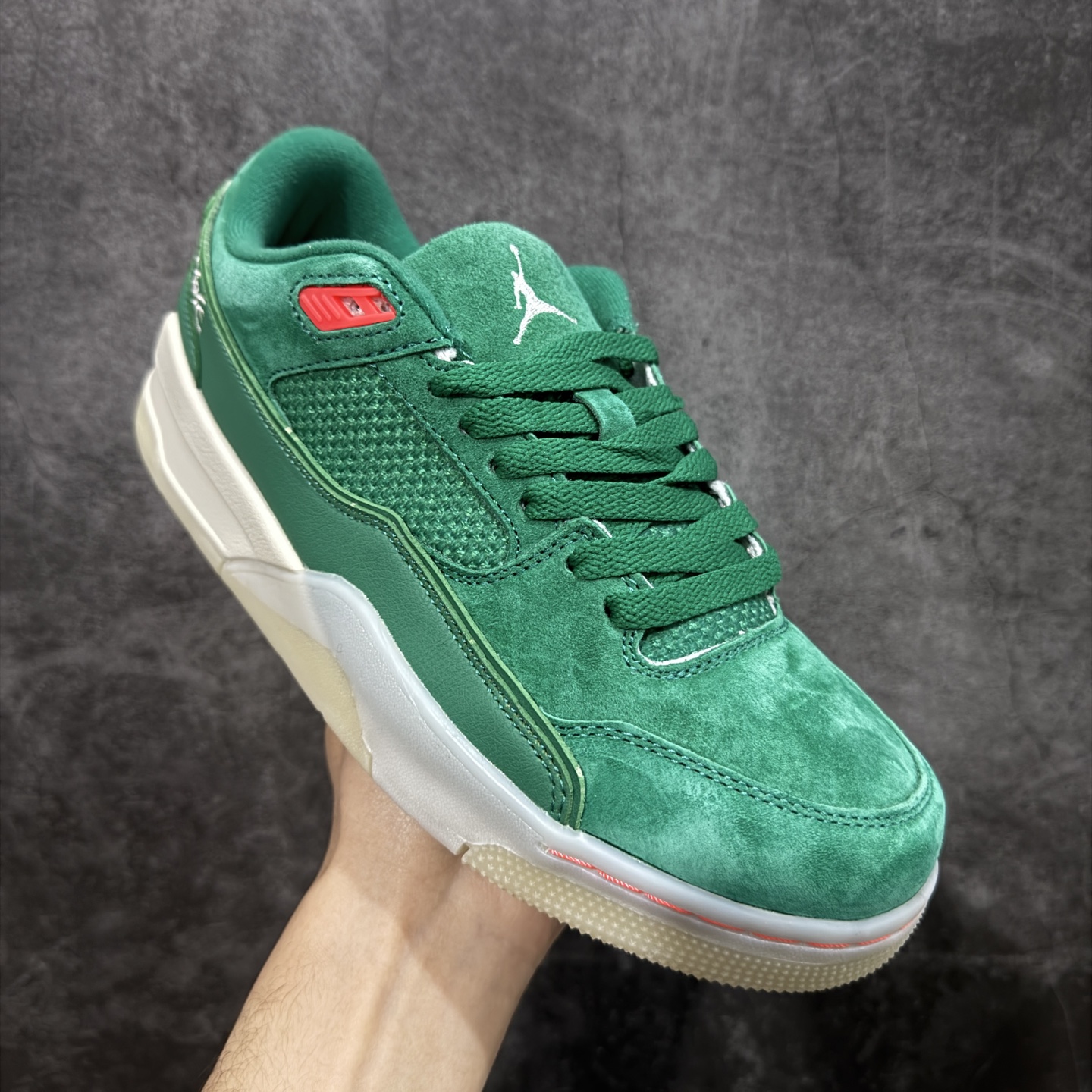 图片[3]-【纯原版】Air Jordan Retro Flight Court SP低帮 黑粉 AJ低邦 乔丹篮球鞋系列 目前市场最正确版本 头层翻毛＋头层皮 区别市场通货 正确针织鞋码效果 版型完美 正确私模大底 鞋款整体以翻毛皮打造，搭配侧身头层皮面框架，鞋舌及后跟Jumpman Logo分别采用刺绣点缀，后跟侧身Flighth字样也辅以刺绣呈现，秉承轻量化的速度型篮球鞋设计思想完成设计，降低重量的同时提升舒适度，中底延续前作使用了分离式后掌可视化Air Soleb气垫。鞋带孔和后跟鞋提以籃网为造型灵感，将篮球运动巧妙融入到鞋款的设计之中，使鞋身整体富有流动性、节奏感和优雅气质。 货号：HF3255-300 尺码：36 36.5 37.5 38 38.5 39 40 40.5 41 42 42.5 43 44 44.5 45-选品中心