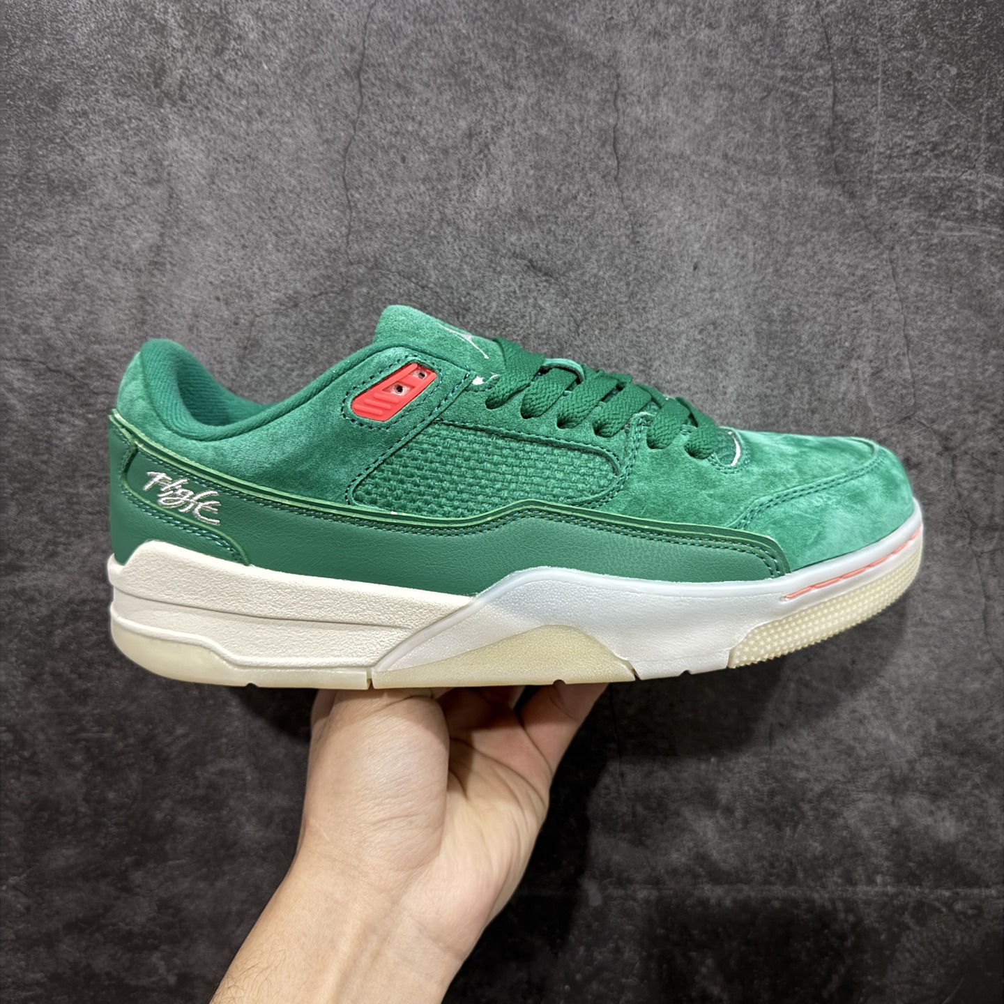 【纯原版】Air Jordan Retro Flight Court SP低帮 黑粉 AJ低邦 乔丹篮球鞋系列 目前市场最正确版本 头层翻毛＋头层皮 区别市场通货 正确针织鞋码效果 版型完美 正确私模大底 鞋款整体以翻毛皮打造，搭配侧身头层皮面框架，鞋舌及后跟Jumpman Logo分别采用刺绣点缀，后跟侧身Flighth字样也辅以刺绣呈现，秉承轻量化的速度型篮球鞋设计思想完成设计，降低重量的同时提升舒适度，中底延续前作使用了分离式后掌可视化Air Soleb气垫。鞋带孔和后跟鞋提以籃网为造型灵感，将篮球运动巧妙融入到鞋款的设计之中，使鞋身整体富有流动性、节奏感和优雅气质。 货号：HF3255-300 尺码：36 36.5 37.5 38 38.5 39 40 40.5 41 42 42.5 43 44 44.5 45-选品中心