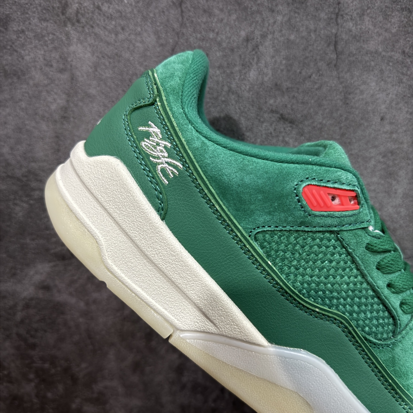 图片[7]-【纯原版】Air Jordan Retro Flight Court SP低帮 黑粉 AJ低邦 乔丹篮球鞋系列 目前市场最正确版本 头层翻毛＋头层皮 区别市场通货 正确针织鞋码效果 版型完美 正确私模大底 鞋款整体以翻毛皮打造，搭配侧身头层皮面框架，鞋舌及后跟Jumpman Logo分别采用刺绣点缀，后跟侧身Flighth字样也辅以刺绣呈现，秉承轻量化的速度型篮球鞋设计思想完成设计，降低重量的同时提升舒适度，中底延续前作使用了分离式后掌可视化Air Soleb气垫。鞋带孔和后跟鞋提以籃网为造型灵感，将篮球运动巧妙融入到鞋款的设计之中，使鞋身整体富有流动性、节奏感和优雅气质。 货号：HF3255-300 尺码：36 36.5 37.5 38 38.5 39 40 40.5 41 42 42.5 43 44 44.5 45-选品中心