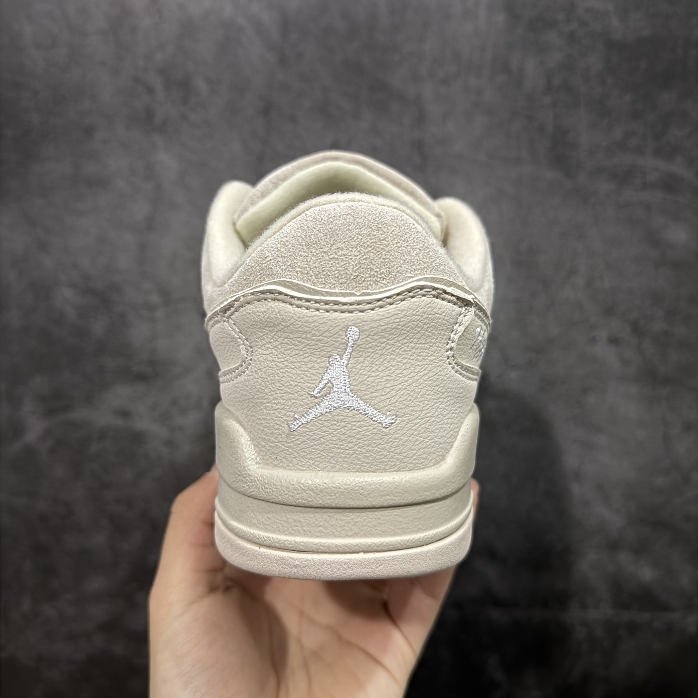 图片[4]-【纯原版】Air Jordan Retro Flight Court SP低帮 黑粉 AJ低邦 乔丹篮球鞋系列 目前市场最正确版本 头层翻毛＋头层皮 区别市场通货 正确针织鞋码效果 版型完美 正确私模大底 鞋款整体以翻毛皮打造，搭配侧身头层皮面框架，鞋舌及后跟Jumpman Logo分别采用刺绣点缀，后跟侧身Flighth字样也辅以刺绣呈现，秉承轻量化的速度型篮球鞋设计思想完成设计，降低重量的同时提升舒适度，中底延续前作使用了分离式后掌可视化Air Soleb气垫。鞋带孔和后跟鞋提以籃网为造型灵感，将篮球运动巧妙融入到鞋款的设计之中，使鞋身整体富有流动性、节奏感和优雅气质。 货号：FZ9854-200 尺码：36 36.5 37.5 38 38.5 39 40 40.5 41 42 42.5 43 44 44.5 45-选品中心