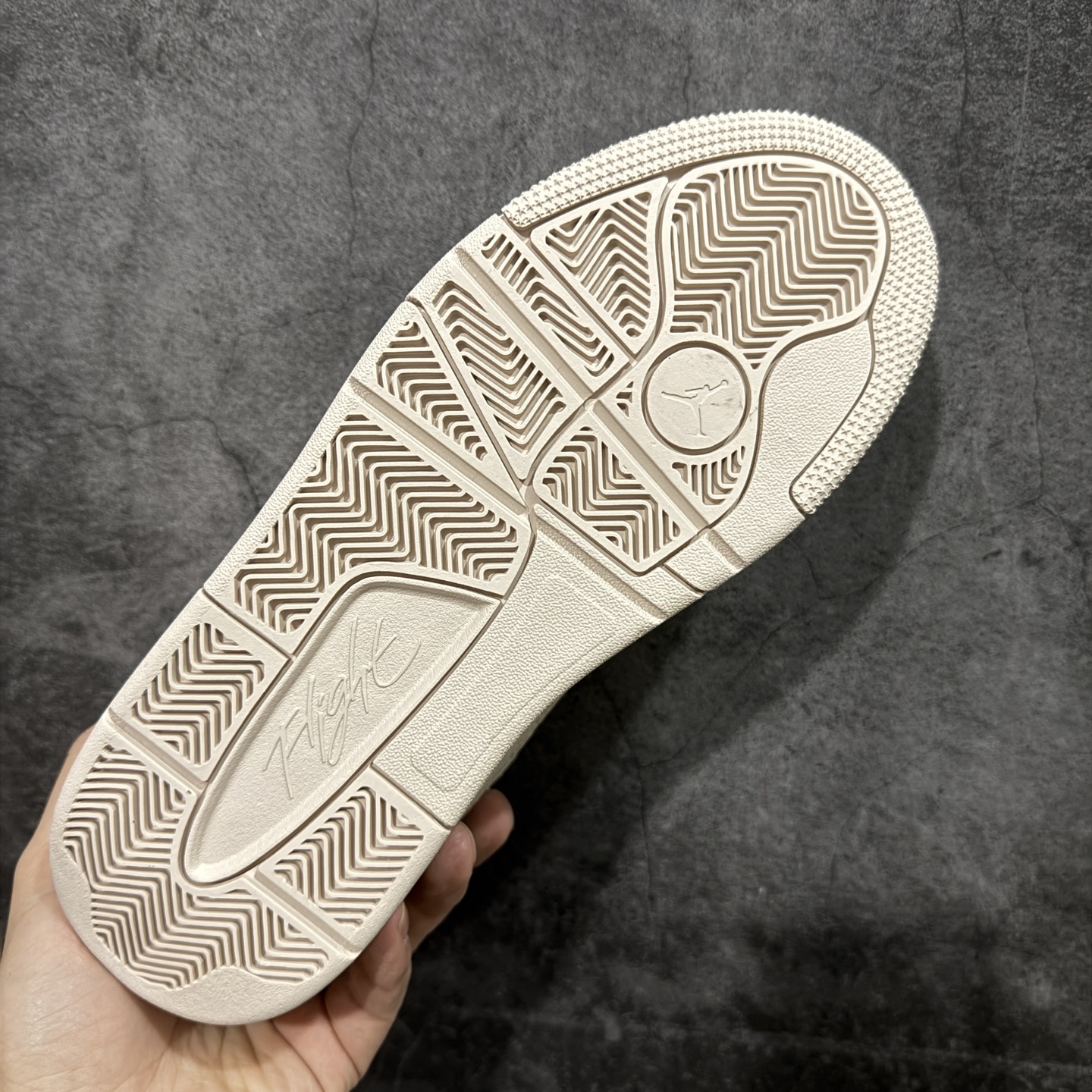 图片[9]-【纯原版】Air Jordan Retro Flight Court SP低帮 黑粉 AJ低邦 乔丹篮球鞋系列 目前市场最正确版本 头层翻毛＋头层皮 区别市场通货 正确针织鞋码效果 版型完美 正确私模大底 鞋款整体以翻毛皮打造，搭配侧身头层皮面框架，鞋舌及后跟Jumpman Logo分别采用刺绣点缀，后跟侧身Flighth字样也辅以刺绣呈现，秉承轻量化的速度型篮球鞋设计思想完成设计，降低重量的同时提升舒适度，中底延续前作使用了分离式后掌可视化Air Soleb气垫。鞋带孔和后跟鞋提以籃网为造型灵感，将篮球运动巧妙融入到鞋款的设计之中，使鞋身整体富有流动性、节奏感和优雅气质。 货号：FZ9854-200 尺码：36 36.5 37.5 38 38.5 39 40 40.5 41 42 42.5 43 44 44.5 45-选品中心