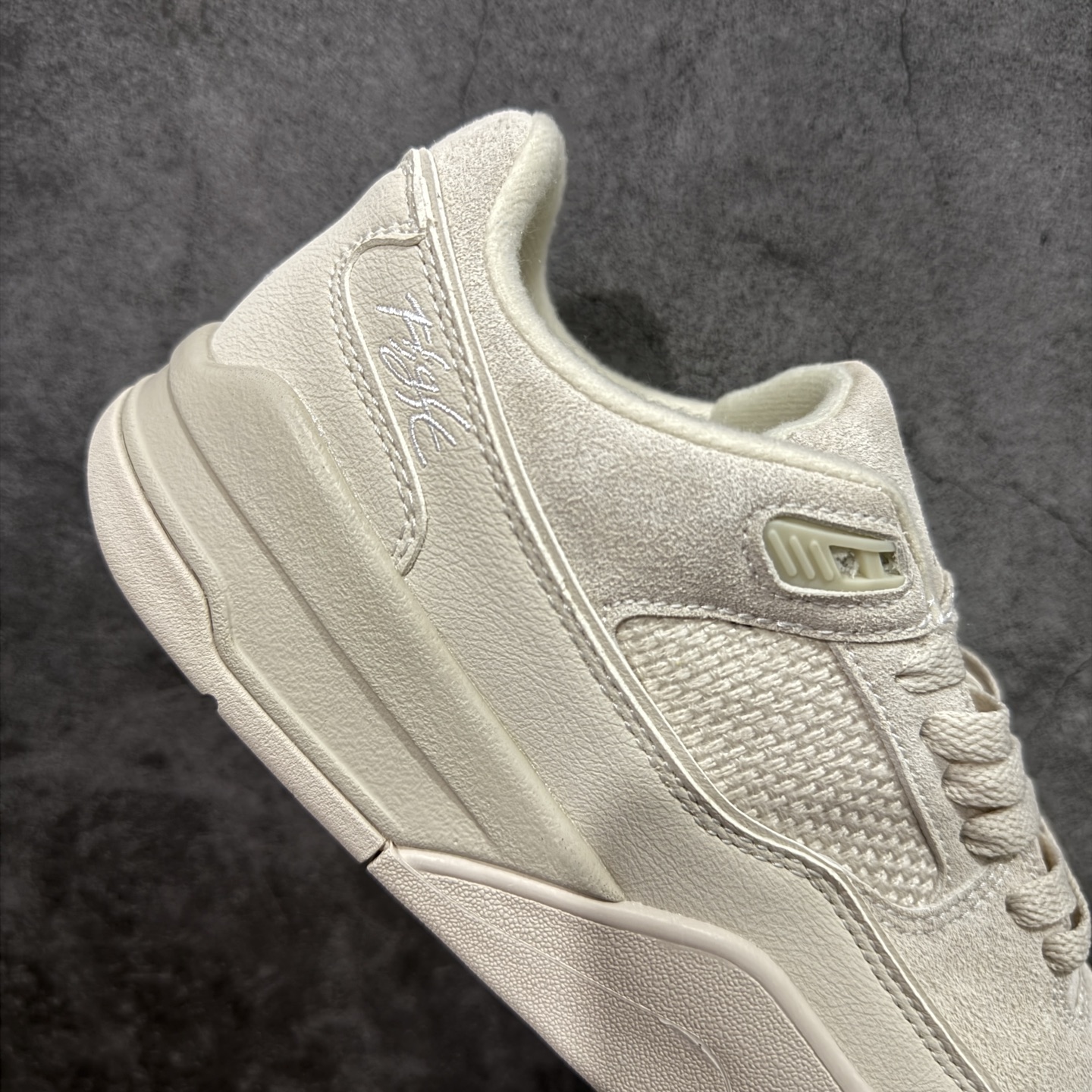 图片[7]-【纯原版】Air Jordan Retro Flight Court SP低帮 黑粉 AJ低邦 乔丹篮球鞋系列 目前市场最正确版本 头层翻毛＋头层皮 区别市场通货 正确针织鞋码效果 版型完美 正确私模大底 鞋款整体以翻毛皮打造，搭配侧身头层皮面框架，鞋舌及后跟Jumpman Logo分别采用刺绣点缀，后跟侧身Flighth字样也辅以刺绣呈现，秉承轻量化的速度型篮球鞋设计思想完成设计，降低重量的同时提升舒适度，中底延续前作使用了分离式后掌可视化Air Soleb气垫。鞋带孔和后跟鞋提以籃网为造型灵感，将篮球运动巧妙融入到鞋款的设计之中，使鞋身整体富有流动性、节奏感和优雅气质。 货号：FZ9854-200 尺码：36 36.5 37.5 38 38.5 39 40 40.5 41 42 42.5 43 44 44.5 45-选品中心