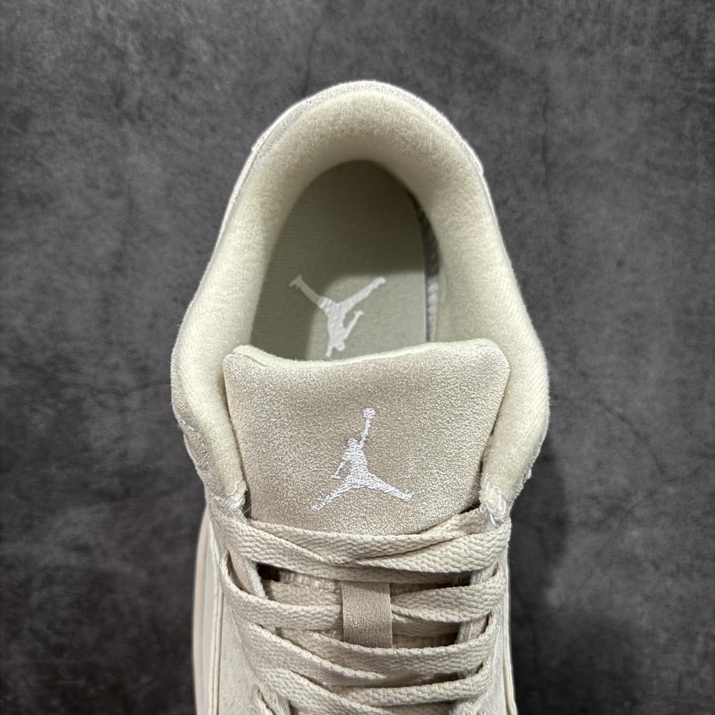 图片[8]-【纯原版】Air Jordan Retro Flight Court SP低帮 黑粉 AJ低邦 乔丹篮球鞋系列 目前市场最正确版本 头层翻毛＋头层皮 区别市场通货 正确针织鞋码效果 版型完美 正确私模大底 鞋款整体以翻毛皮打造，搭配侧身头层皮面框架，鞋舌及后跟Jumpman Logo分别采用刺绣点缀，后跟侧身Flighth字样也辅以刺绣呈现，秉承轻量化的速度型篮球鞋设计思想完成设计，降低重量的同时提升舒适度，中底延续前作使用了分离式后掌可视化Air Soleb气垫。鞋带孔和后跟鞋提以籃网为造型灵感，将篮球运动巧妙融入到鞋款的设计之中，使鞋身整体富有流动性、节奏感和优雅气质。 货号：FZ9854-200 尺码：36 36.5 37.5 38 38.5 39 40 40.5 41 42 42.5 43 44 44.5 45-选品中心
