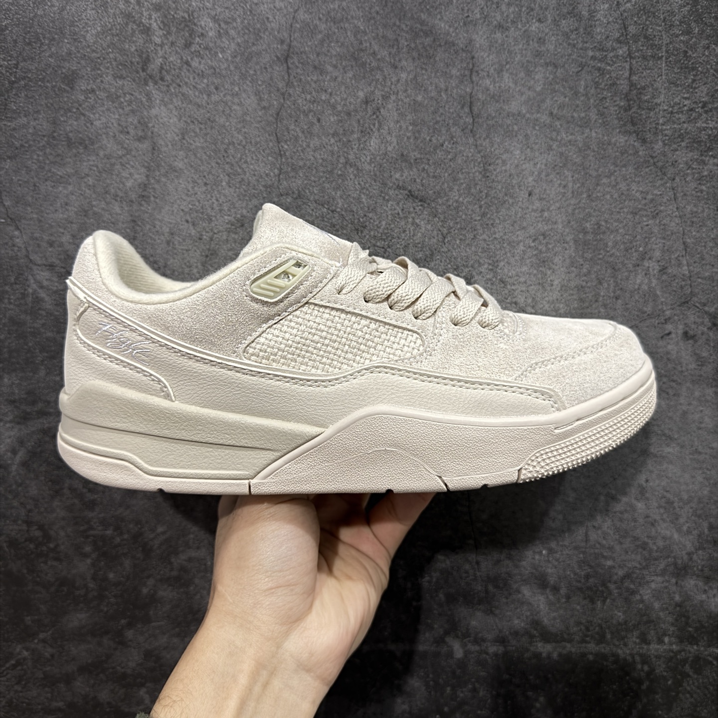 【纯原版】Air Jordan Retro Flight Court SP低帮 黑粉 AJ低邦 乔丹篮球鞋系列 目前市场最正确版本 头层翻毛＋头层皮 区别市场通货 正确针织鞋码效果 版型完美 正确私模大底 鞋款整体以翻毛皮打造，搭配侧身头层皮面框架，鞋舌及后跟Jumpman Logo分别采用刺绣点缀，后跟侧身Flighth字样也辅以刺绣呈现，秉承轻量化的速度型篮球鞋设计思想完成设计，降低重量的同时提升舒适度，中底延续前作使用了分离式后掌可视化Air Soleb气垫。鞋带孔和后跟鞋提以籃网为造型灵感，将篮球运动巧妙融入到鞋款的设计之中，使鞋身整体富有流动性、节奏感和优雅气质。 货号：FZ9854-200 尺码：36 36.5 37.5 38 38.5 39 40 40.5 41 42 42.5 43 44 44.5 45-选品中心