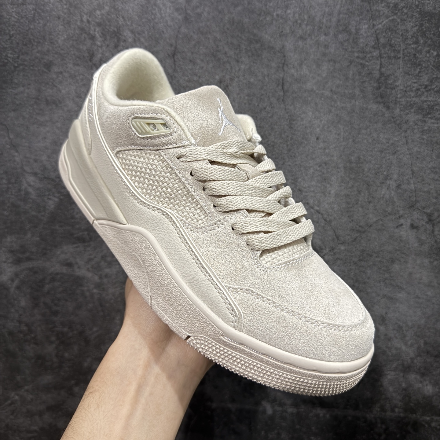 图片[3]-【纯原版】Air Jordan Retro Flight Court SP低帮 黑粉 AJ低邦 乔丹篮球鞋系列 目前市场最正确版本 头层翻毛＋头层皮 区别市场通货 正确针织鞋码效果 版型完美 正确私模大底 鞋款整体以翻毛皮打造，搭配侧身头层皮面框架，鞋舌及后跟Jumpman Logo分别采用刺绣点缀，后跟侧身Flighth字样也辅以刺绣呈现，秉承轻量化的速度型篮球鞋设计思想完成设计，降低重量的同时提升舒适度，中底延续前作使用了分离式后掌可视化Air Soleb气垫。鞋带孔和后跟鞋提以籃网为造型灵感，将篮球运动巧妙融入到鞋款的设计之中，使鞋身整体富有流动性、节奏感和优雅气质。 货号：FZ9854-200 尺码：36 36.5 37.5 38 38.5 39 40 40.5 41 42 42.5 43 44 44.5 45-选品中心