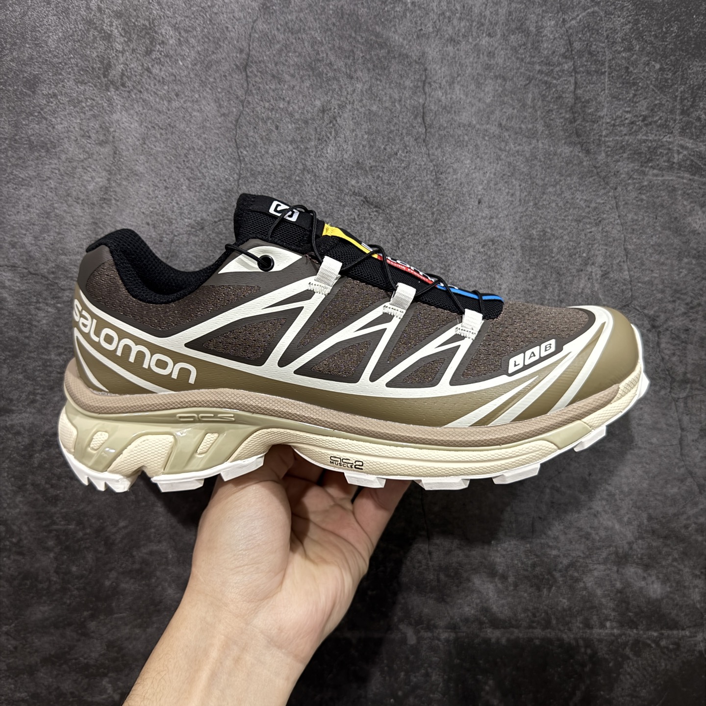 【纯原W1版】 Salomon XT-6 Expanse 一代 萨洛蒙复古潮流户外机能登山跑鞋 火星棕473058 纯原外贸平台特供订单 耗时半年巨作 全套原纸板楦头开发 原厂特供网布配套加持 确保原汁原味 完美呈现版型 原档数据独家私模五层组合大底 原装Ortholite轻量化鞋垫 中底布带钢印编号 原厂TPU锁扣 进口港宝加持 后跟自然饱满 还原公司包裹性 鞋面以“锯齿”状的包裹系统呈现 在基色底之下加入了各种色点缀 将公司的最新技术和时尚前卫的造型融入耐用的长跑款式中 鞋面由 TPU 薄膜制成 并焊接在高耐磨网眼上 使其既时尚又坚固 由 ACS底盘支撑 可增强稳定性和支撑力 以及由橡胶凸耳 Contragrip外底覆盖的 EVA 缓冲中底 旨在应对崎岖的地形 鞋舌上的彩色Salomon 标签、Quicklace 系统以及鞋头、鞋舌和鞋跟上的附加品牌使细节更加完美 让穿着者可以轻松驾驭户外与通勤下的任何运动生活场景 无缝鞋身户外随意纵横 颜值与脚感兼备 出街通勤 绝对非常吸睛 你值得拥有 尺码：36 36.5 37.5 38 38.5 39 40 40.5 41 42 42.5 43 44 44.5 45-选品中心