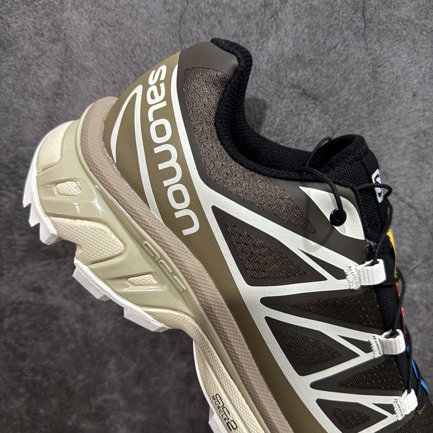 图片[7]-【纯原W1版】 Salomon XT-6 Expanse 一代 萨洛蒙复古潮流户外机能登山跑鞋 火星棕473058 纯原外贸平台特供订单 耗时半年巨作 全套原纸板楦头开发 原厂特供网布配套加持 确保原汁原味 完美呈现版型 原档数据独家私模五层组合大底 原装Ortholite轻量化鞋垫 中底布带钢印编号 原厂TPU锁扣 进口港宝加持 后跟自然饱满 还原公司包裹性 鞋面以“锯齿”状的包裹系统呈现 在基色底之下加入了各种色点缀 将公司的最新技术和时尚前卫的造型融入耐用的长跑款式中 鞋面由 TPU 薄膜制成 并焊接在高耐磨网眼上 使其既时尚又坚固 由 ACS底盘支撑 可增强稳定性和支撑力 以及由橡胶凸耳 Contragrip外底覆盖的 EVA 缓冲中底 旨在应对崎岖的地形 鞋舌上的彩色Salomon 标签、Quicklace 系统以及鞋头、鞋舌和鞋跟上的附加品牌使细节更加完美 让穿着者可以轻松驾驭户外与通勤下的任何运动生活场景 无缝鞋身户外随意纵横 颜值与脚感兼备 出街通勤 绝对非常吸睛 你值得拥有 尺码：36 36.5 37.5 38 38.5 39 40 40.5 41 42 42.5 43 44 44.5 45-选品中心