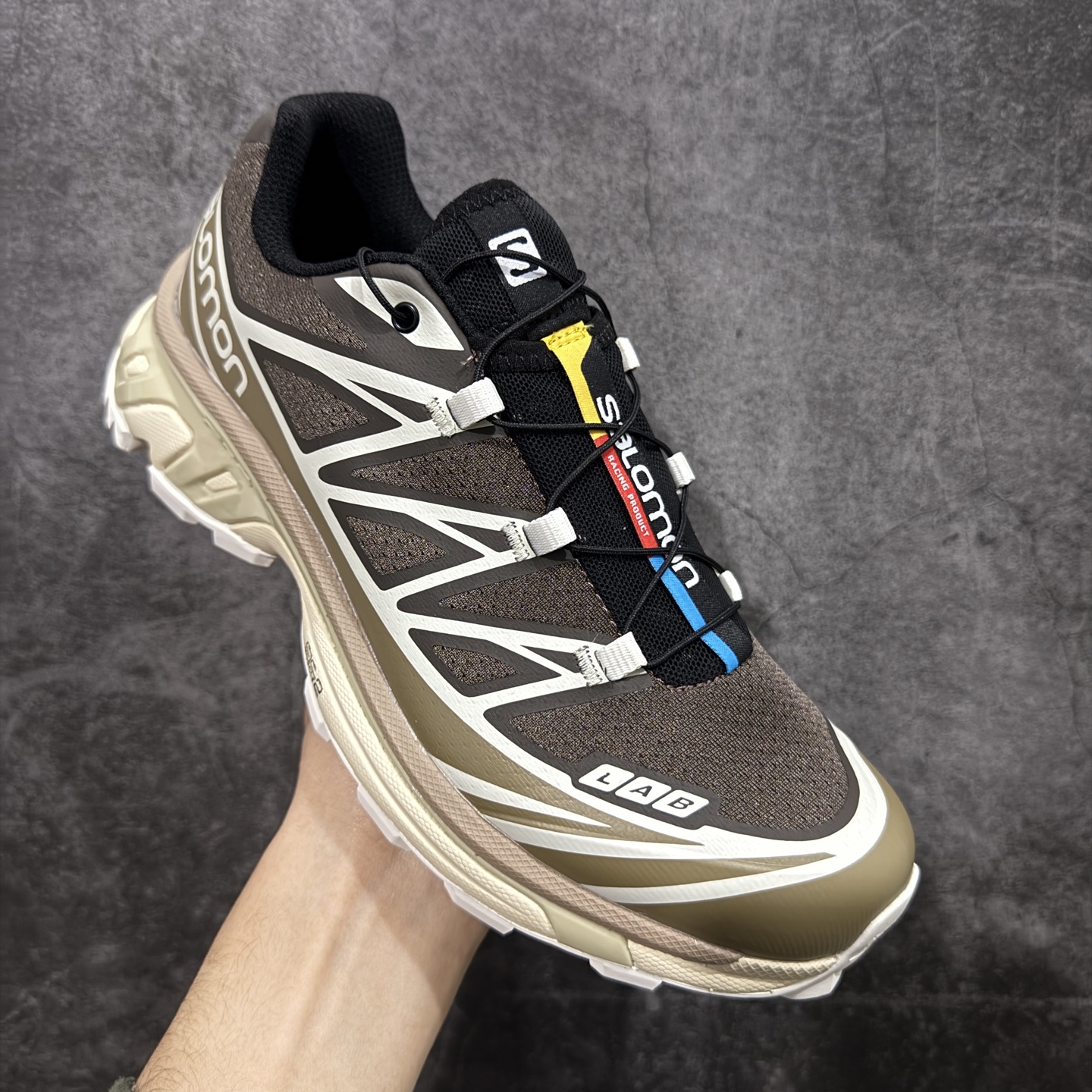 图片[3]-【纯原W1版】 Salomon XT-6 Expanse 一代 萨洛蒙复古潮流户外机能登山跑鞋 火星棕473058 纯原外贸平台特供订单 耗时半年巨作 全套原纸板楦头开发 原厂特供网布配套加持 确保原汁原味 完美呈现版型 原档数据独家私模五层组合大底 原装Ortholite轻量化鞋垫 中底布带钢印编号 原厂TPU锁扣 进口港宝加持 后跟自然饱满 还原公司包裹性 鞋面以“锯齿”状的包裹系统呈现 在基色底之下加入了各种色点缀 将公司的最新技术和时尚前卫的造型融入耐用的长跑款式中 鞋面由 TPU 薄膜制成 并焊接在高耐磨网眼上 使其既时尚又坚固 由 ACS底盘支撑 可增强稳定性和支撑力 以及由橡胶凸耳 Contragrip外底覆盖的 EVA 缓冲中底 旨在应对崎岖的地形 鞋舌上的彩色Salomon 标签、Quicklace 系统以及鞋头、鞋舌和鞋跟上的附加品牌使细节更加完美 让穿着者可以轻松驾驭户外与通勤下的任何运动生活场景 无缝鞋身户外随意纵横 颜值与脚感兼备 出街通勤 绝对非常吸睛 你值得拥有 尺码：36 36.5 37.5 38 38.5 39 40 40.5 41 42 42.5 43 44 44.5 45-选品中心