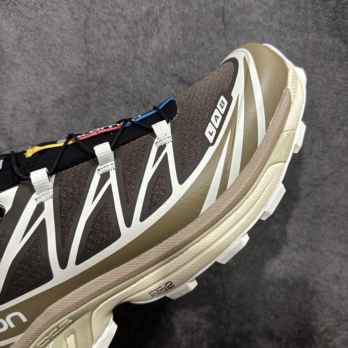 图片[6]-【纯原W1版】 Salomon XT-6 Expanse 一代 萨洛蒙复古潮流户外机能登山跑鞋 火星棕473058 纯原外贸平台特供订单 耗时半年巨作 全套原纸板楦头开发 原厂特供网布配套加持 确保原汁原味 完美呈现版型 原档数据独家私模五层组合大底 原装Ortholite轻量化鞋垫 中底布带钢印编号 原厂TPU锁扣 进口港宝加持 后跟自然饱满 还原公司包裹性 鞋面以“锯齿”状的包裹系统呈现 在基色底之下加入了各种色点缀 将公司的最新技术和时尚前卫的造型融入耐用的长跑款式中 鞋面由 TPU 薄膜制成 并焊接在高耐磨网眼上 使其既时尚又坚固 由 ACS底盘支撑 可增强稳定性和支撑力 以及由橡胶凸耳 Contragrip外底覆盖的 EVA 缓冲中底 旨在应对崎岖的地形 鞋舌上的彩色Salomon 标签、Quicklace 系统以及鞋头、鞋舌和鞋跟上的附加品牌使细节更加完美 让穿着者可以轻松驾驭户外与通勤下的任何运动生活场景 无缝鞋身户外随意纵横 颜值与脚感兼备 出街通勤 绝对非常吸睛 你值得拥有 尺码：36 36.5 37.5 38 38.5 39 40 40.5 41 42 42.5 43 44 44.5 45-选品中心