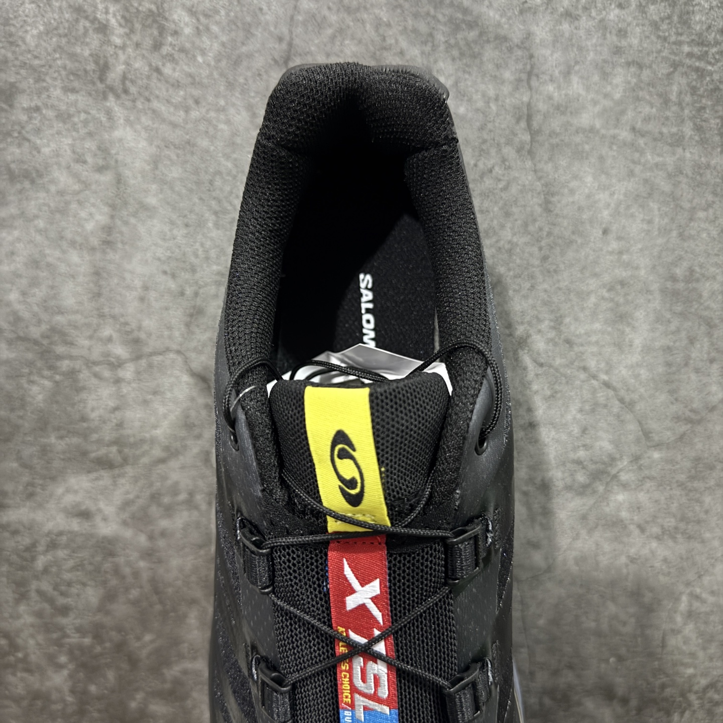 图片[8]-【纯原M版】Salomon XT-4 OG Advanced 萨洛蒙系列低帮城市越野机能透气休闲运动鞋 471329 鞋舌处附有迷你网眼袋收纳鞋绳以及下方的多色 Logo 标签 接着搭载奶油色 ACS 技术中底以及金色 TPU 塑料部件提升鞋款耐用性 中底与鞋面之间饰有海蓝色条状细节有效增添鞋款层次 最后应用黑色 Contragrip Chevron 外底完成鞋款设计 这次配色颇为高调 两款配色均以绚丽的渐变设计呈现 一款以粉紫渐变主打 另一款以黄绿渐变呈现 视觉效果相当吸睛 鞋面的使用玻璃纤维覆盖物加固 并通过细绳扣系带系统进行锁定 Salomon 的品牌logo 出现在脚后跟和前掌部位 中底虽然偏薄 但非常耐用 与模压塑料ACS 框架以及致密AC2 Muscle 鞋底单元结合 能够提供出色的支撑力和缓冲性 尺码：39 40 40.5 41 42 42.5 43 44 44.5 45-选品中心