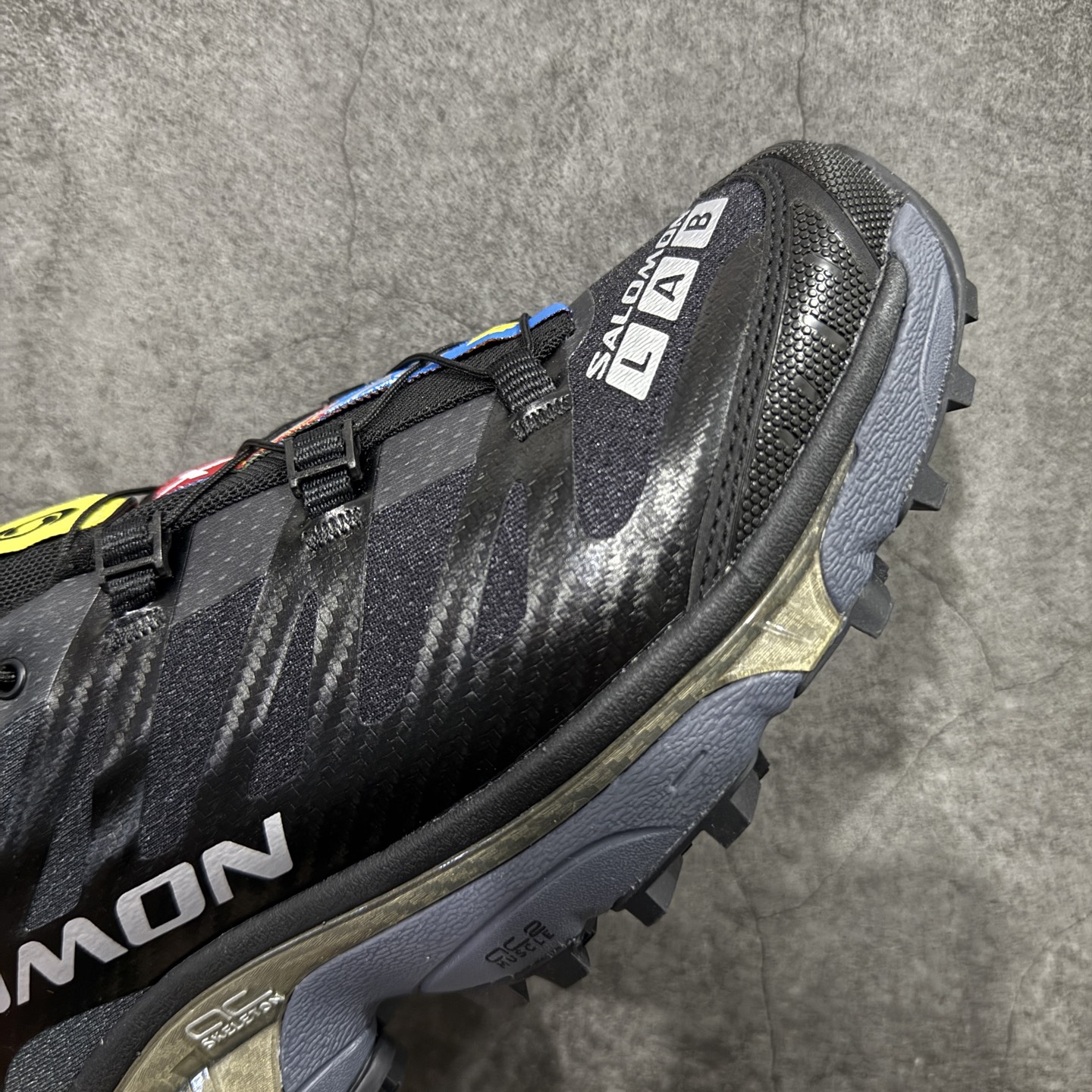 图片[6]-【纯原M版】Salomon XT-4 OG Advanced 萨洛蒙系列低帮城市越野机能透气休闲运动鞋 471329 鞋舌处附有迷你网眼袋收纳鞋绳以及下方的多色 Logo 标签 接着搭载奶油色 ACS 技术中底以及金色 TPU 塑料部件提升鞋款耐用性 中底与鞋面之间饰有海蓝色条状细节有效增添鞋款层次 最后应用黑色 Contragrip Chevron 外底完成鞋款设计 这次配色颇为高调 两款配色均以绚丽的渐变设计呈现 一款以粉紫渐变主打 另一款以黄绿渐变呈现 视觉效果相当吸睛 鞋面的使用玻璃纤维覆盖物加固 并通过细绳扣系带系统进行锁定 Salomon 的品牌logo 出现在脚后跟和前掌部位 中底虽然偏薄 但非常耐用 与模压塑料ACS 框架以及致密AC2 Muscle 鞋底单元结合 能够提供出色的支撑力和缓冲性 尺码：39 40 40.5 41 42 42.5 43 44 44.5 45-选品中心