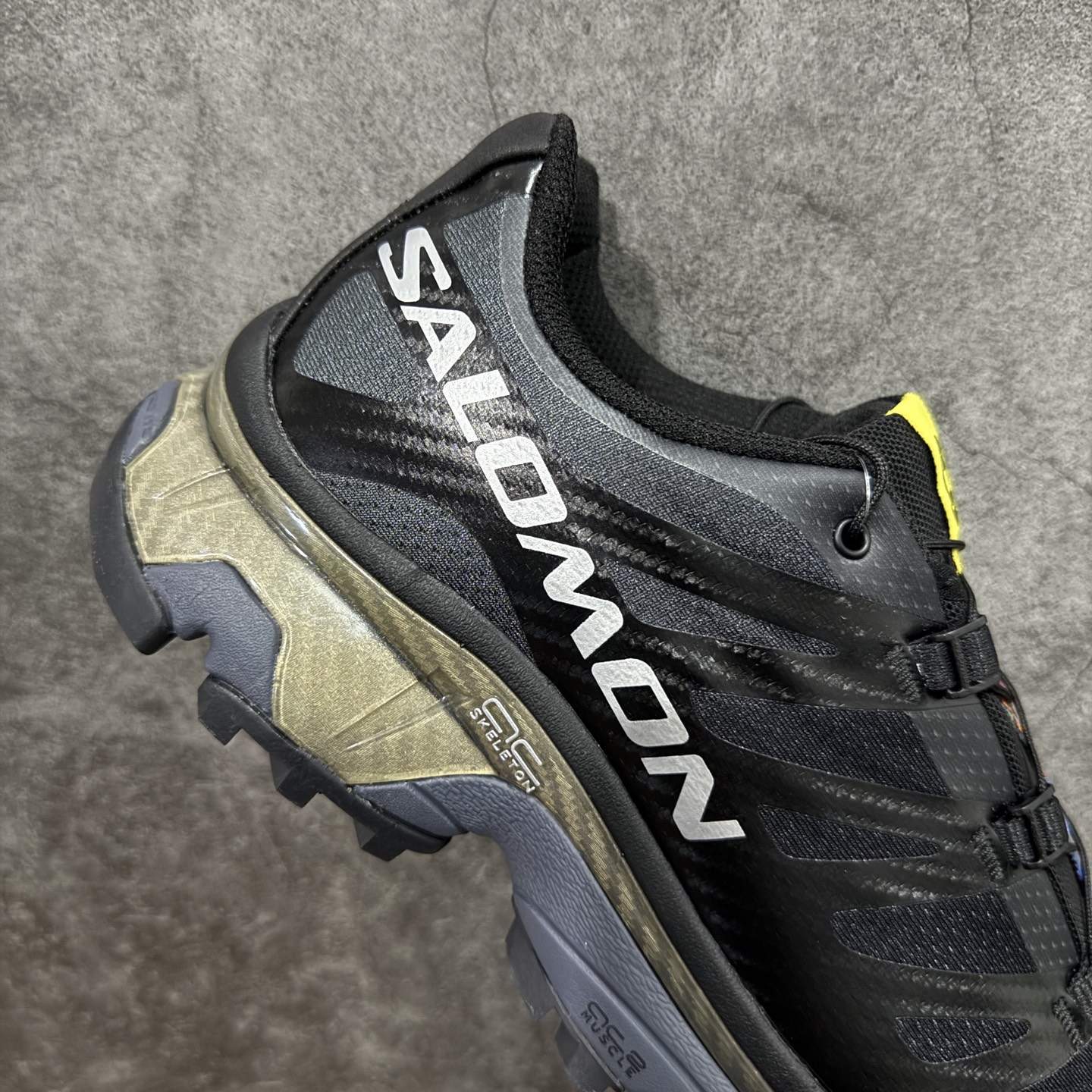 图片[7]-【纯原M版】Salomon XT-4 OG Advanced 萨洛蒙系列低帮城市越野机能透气休闲运动鞋 471329 鞋舌处附有迷你网眼袋收纳鞋绳以及下方的多色 Logo 标签 接着搭载奶油色 ACS 技术中底以及金色 TPU 塑料部件提升鞋款耐用性 中底与鞋面之间饰有海蓝色条状细节有效增添鞋款层次 最后应用黑色 Contragrip Chevron 外底完成鞋款设计 这次配色颇为高调 两款配色均以绚丽的渐变设计呈现 一款以粉紫渐变主打 另一款以黄绿渐变呈现 视觉效果相当吸睛 鞋面的使用玻璃纤维覆盖物加固 并通过细绳扣系带系统进行锁定 Salomon 的品牌logo 出现在脚后跟和前掌部位 中底虽然偏薄 但非常耐用 与模压塑料ACS 框架以及致密AC2 Muscle 鞋底单元结合 能够提供出色的支撑力和缓冲性 尺码：39 40 40.5 41 42 42.5 43 44 44.5 45-选品中心