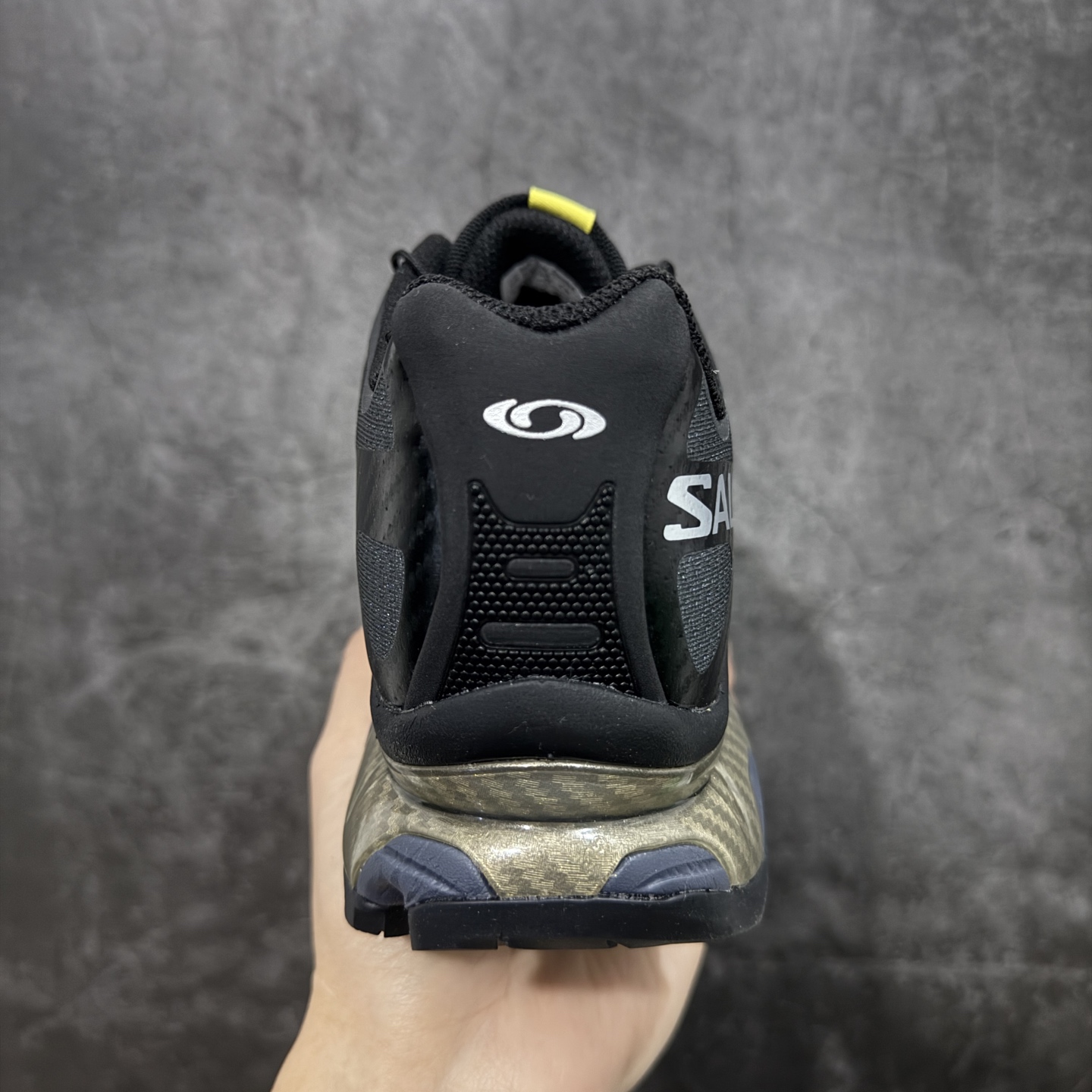 图片[4]-【纯原M版】Salomon XT-4 OG Advanced 萨洛蒙系列低帮城市越野机能透气休闲运动鞋 471329 鞋舌处附有迷你网眼袋收纳鞋绳以及下方的多色 Logo 标签 接着搭载奶油色 ACS 技术中底以及金色 TPU 塑料部件提升鞋款耐用性 中底与鞋面之间饰有海蓝色条状细节有效增添鞋款层次 最后应用黑色 Contragrip Chevron 外底完成鞋款设计 这次配色颇为高调 两款配色均以绚丽的渐变设计呈现 一款以粉紫渐变主打 另一款以黄绿渐变呈现 视觉效果相当吸睛 鞋面的使用玻璃纤维覆盖物加固 并通过细绳扣系带系统进行锁定 Salomon 的品牌logo 出现在脚后跟和前掌部位 中底虽然偏薄 但非常耐用 与模压塑料ACS 框架以及致密AC2 Muscle 鞋底单元结合 能够提供出色的支撑力和缓冲性 尺码：39 40 40.5 41 42 42.5 43 44 44.5 45-选品中心