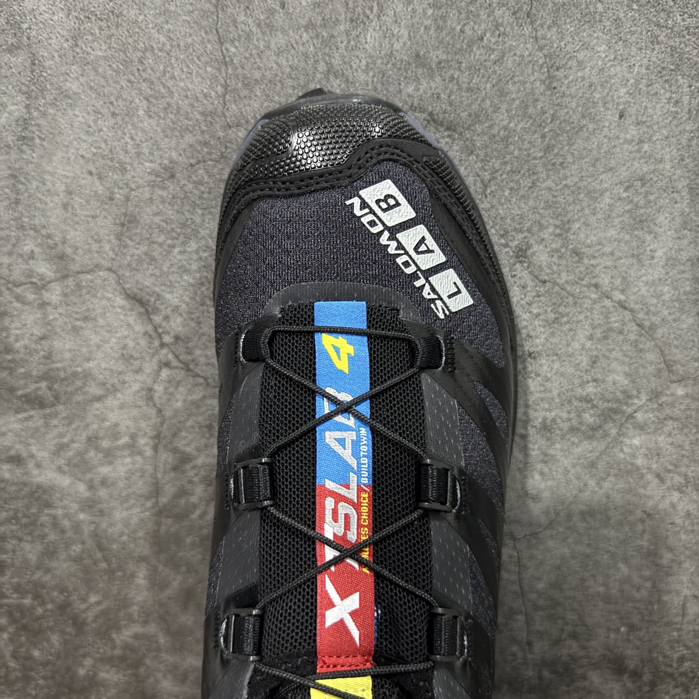 图片[5]-【纯原M版】Salomon XT-4 OG Advanced 萨洛蒙系列低帮城市越野机能透气休闲运动鞋 471329 鞋舌处附有迷你网眼袋收纳鞋绳以及下方的多色 Logo 标签 接着搭载奶油色 ACS 技术中底以及金色 TPU 塑料部件提升鞋款耐用性 中底与鞋面之间饰有海蓝色条状细节有效增添鞋款层次 最后应用黑色 Contragrip Chevron 外底完成鞋款设计 这次配色颇为高调 两款配色均以绚丽的渐变设计呈现 一款以粉紫渐变主打 另一款以黄绿渐变呈现 视觉效果相当吸睛 鞋面的使用玻璃纤维覆盖物加固 并通过细绳扣系带系统进行锁定 Salomon 的品牌logo 出现在脚后跟和前掌部位 中底虽然偏薄 但非常耐用 与模压塑料ACS 框架以及致密AC2 Muscle 鞋底单元结合 能够提供出色的支撑力和缓冲性 尺码：39 40 40.5 41 42 42.5 43 44 44.5 45-选品中心